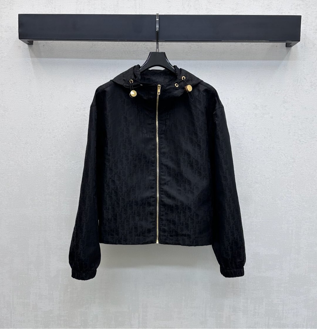 NO:709476,Dio*2026 new products are on the shelves. The assault jacquard hooded jacket is made of YB imported jacquard assault material. It is very wide and stylish. The jacquard elements with dark patterns all over the body highlight the brand tone. The golden zipper adjustment with drawstring design adds layering to the look. The development of surface accessories. The tailoring of the hooded zipper jacket can be paired with pleated skirts of the same series. It can be worn as a set to be sweet and cool. It can also be purchased separately to match. High version, dior, skirts, jackets &  coats,hats,19860909Dio*2026新品上架冲锋提花连帽外套定制YB进口提花冲锋材质 挺阔有型 通体暗纹标志性字母提花元素 彰显品牌调性 开襟金色拉链调节配合抽绳设计 增添造型层次感 面辅料开发 连帽拉链外套剪裁 可搭配同系列百褶短裙 成套穿搭甜酷时髦 也可分开购入搭配 高版本,,dior,skirts,jackets & coats,hats,,Women's clothing