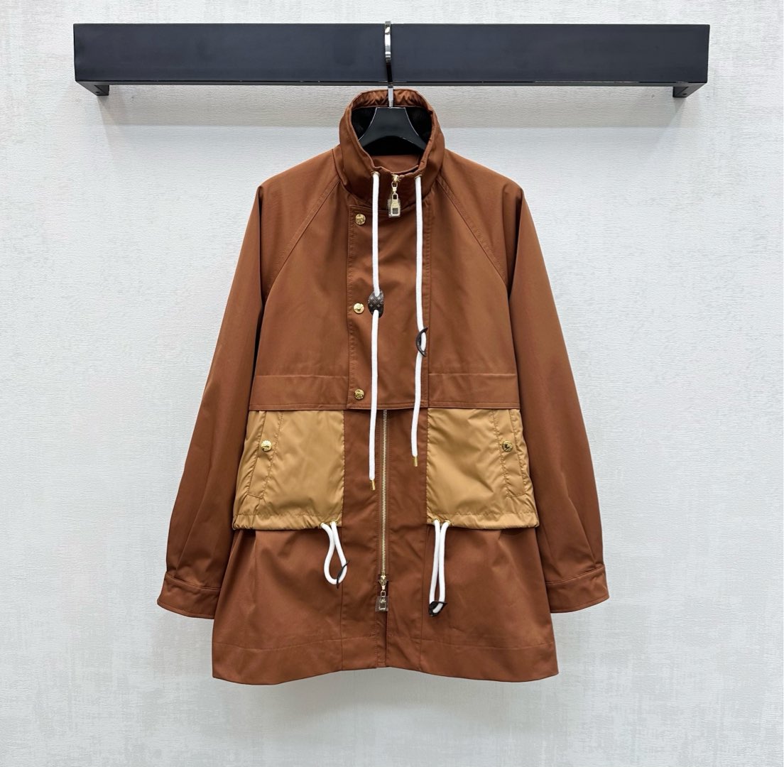 NO:709474,Louis Vuitto*2026 new products are on the shelves. The spliced storm jacket jacket is made of YB imported storm nylon material. It is stiff, comfortable and stylish. The dark brown color collides with the light brown design symmetrically on the body. It adds a sense of layering to the look. Relaxed and neutral, full of outdoor casual atmosphere. The hem presents a natural slightly A-flared silhouette. It is equipped with multiple drawstring elastics to easily adapt to the body shape. Large-capacity pockets on both sides illuminate the details to enrich the visual effect. The back is embellished with the iconic four-leaf clover letter leather label decoration.  Highlight the brand tone. Development of fabrics and accessories. Stand-up collar zipper long coat tailoring. Casual and fashionable. High version, Louis Vuitton, jackets & coats,19860909Louis Vuitto*2026新品上架拼接冲锋风衣外套定制YB进口冲锋尼龙材质 挺括舒适有型 大身对称分布深棕色系碰撞浅棕设计 增添造型层次感 松弛中性 充满户外休闲气息 衣摆呈现自然微A外扩廓形 配合多处抽绳弹力松紧处理 轻松适配身型 两侧大容量口袋点亮细节 丰富视觉效果 后背点缀标志性四叶草字母皮标装饰 彰显品牌调性 面辅料开发 立领拉链长款外套剪裁 随意外搭出彩时髦  高版本,,louis vuitton,jackets & coats,,Women's clothing