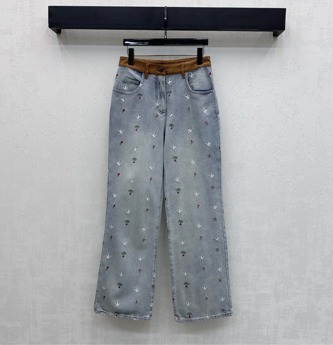 NO:709504,Dio*2026 new arrivals, spliced waist denim trousers, custom-made YB imported twill cotton denim material, stiff, comfortable and stylish, retro washed denim blue as the main tone, with a nostalgic texture, combined with khaki corduroy waist splicing design, double collision of colors and fabrics, breaking the rules and making it more eye-catching, adding layering to the look, all-over rose floral dove embroidery logo decoration, smart and playful, CD-engraved button adjustment process, highlighting the brand tone, development of surface accessories  The high-waist buttoned straight trousers can be matched with the jackets of the same series. The complete set can raise the waistline and make the legs look longer. The denim element is combined with the iconic sweet element. It can be worn for daily outings or dates, giving it a sweet and cool look. High version, dior, jackets & coats,19860909Dio*2026新品上架拼接腰牛仔长裤定制YB进口斜纹全棉牛仔材质 挺括舒适有型 复古水洗牛仔蓝主调自带怀旧质感 配合卡其色灯芯绒腰围拼接设计 色彩和面料双重碰撞 打破常规更显亮眼 增添造型层次感 通体玫瑰碎花鸽子刺绣徽标装饰 灵动又俏皮 CD刻印纽扣调节处理 彰显品牌调性 面辅料开发 高腰系扣直筒长裤剪裁 可搭配同系列夹克 成套组合拉高腰线还显腿长 牛仔元素搭配标志性的甜美元素 日常出街还是约会穿搭甜酷感拉满  高版本,,dior,jackets & coats,,Women's clothing