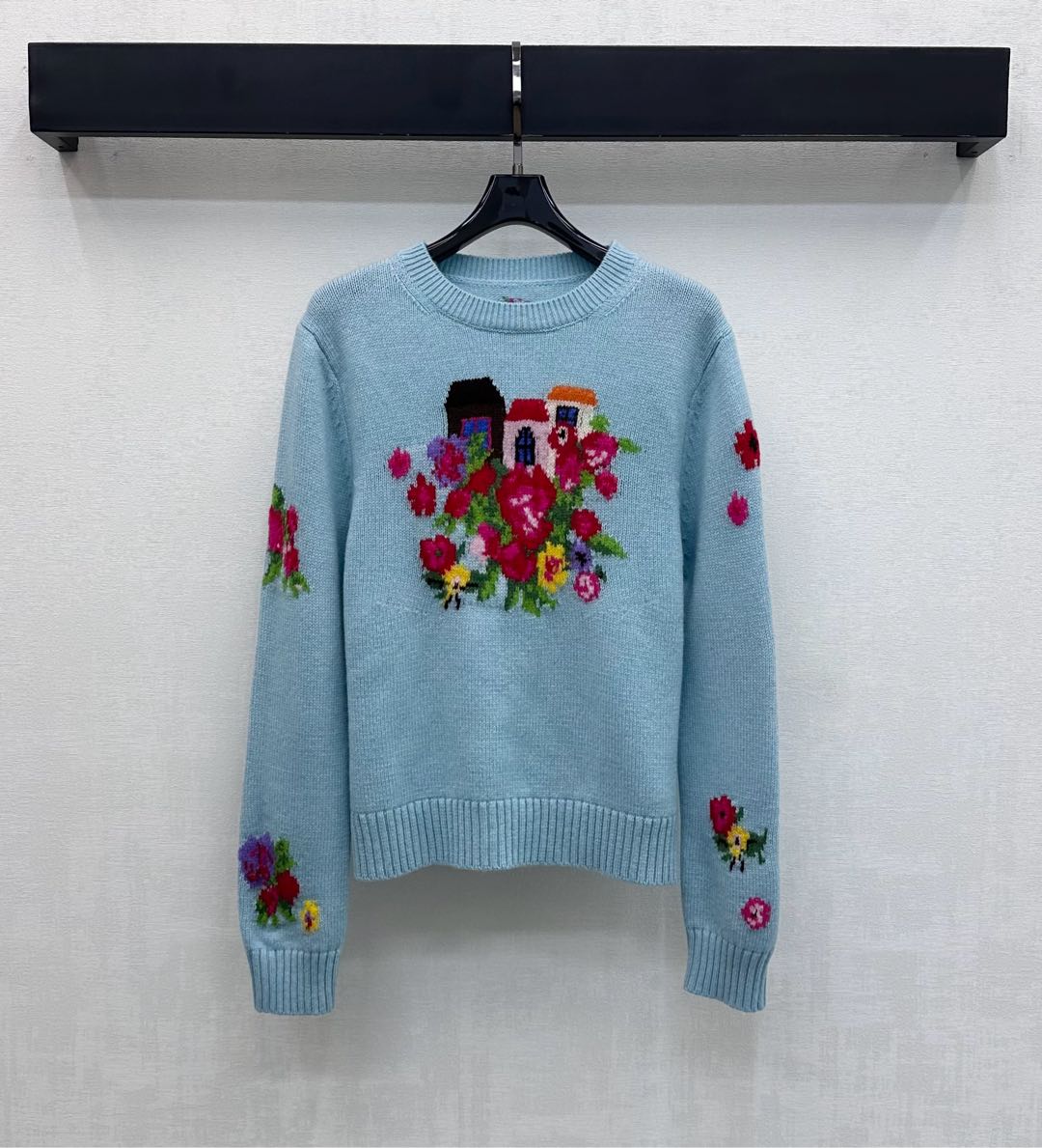 NO:709835,Erdo*2026 new products are on the shelves. Heavy-duty embroidered knitted tops are made of custom-made YB imported 100% wool knitted material. It is of high quality, soft and comfortable. The flower pattern is used in the center of the front and is designed to integrate with the home. The hand sleeves on both sides are decorated with flowers to highlight the brand's tone. The collar, hem and cuffs are all processed with threaded edges to add layering to the look. The development of surface accessories. Round-neck pullover sweater tailoring. Warm and casual for daily commuting. Fashionable and stylish to wear alone or inside.  High version 2 colors,,sweaters,19860909Erdo*2026新品上架重工刺绣针织上衣定制YB进口百分百羊毛针织材质 质感上乘 柔软舒适 前襟居中采用花朵图案与居屋融为一体设计 两侧手袖点缀花朵装饰 彰显品牌调性 领口下摆与袖口都沿用螺纹包边处理 增添造型层次感 面辅料开发 圆领套头毛衣剪裁 日常通勤保暖休闲 单穿或内搭时髦出彩   高版本2色,,sweaters,,Women's clothing