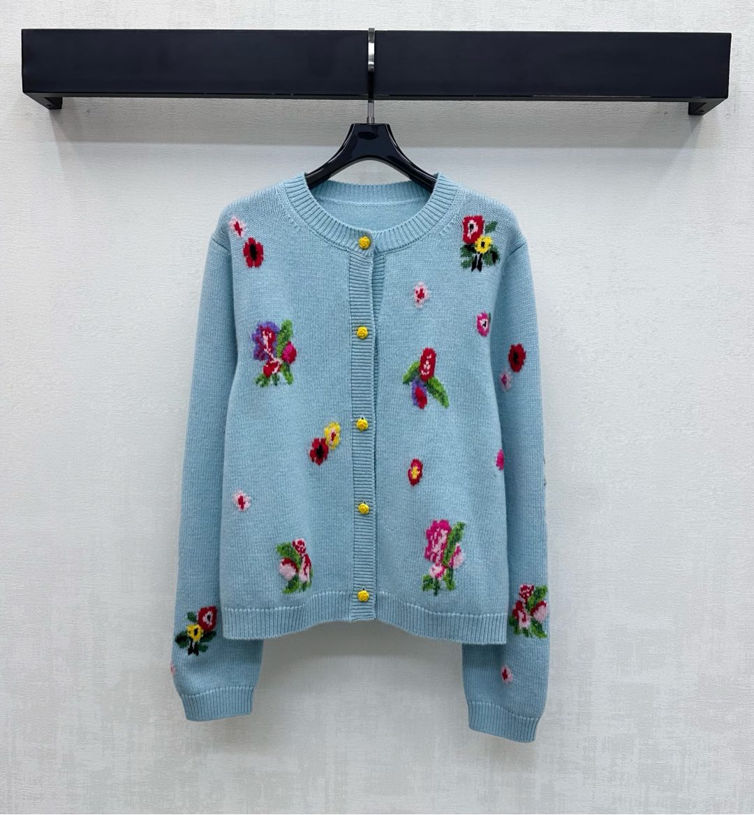 NO:709841,Erdo*2026 new products are on the shelves. Round neck embroidered knitted tops are made of 100% wool imported from YB. They are made of high-quality texture, comfortable and soft, and are decorated with flower patterns. The buttons on the placket are decorated with flowers to highlight the brand's tone. The collar extends to the hem and cuffs and are threaded to add layering. Surface accessories are developed. Round neck long-sleeved cardigan tailoring. The sweet atmosphere of the outfit depends entirely on it. High version,,19860909Erdo*2026新品上架圆领刺绣针织上衣定制YB进口百分百羊毛呢材质 质感上乘 舒适柔软 增添发布点缀花朵图案 配合开襟纽扣都采用花朵装饰 彰显品牌调性 领边延伸至下摆与袖口都螺纹包边处理 增添造型层次感 面辅料开发 圆领长袖开衫剪裁 穿搭的甜系氛围感全靠它拿捏 高版本,,,Women's clothing