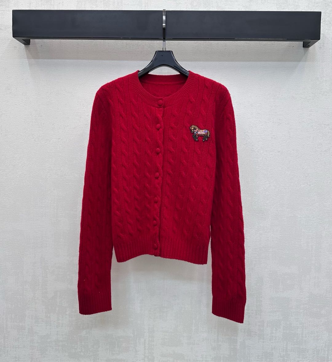 NO:709853,Erdo*2026 new arrivals. Round neck embroidered knitted cardigan. Customized YB imported blended knitted material. High quality, soft and comfortable. Made with vertical cable knitting technology. Adjustable placket design with front buttons to add layering to the look. Colorful horse logo decoration on the chest to highlight the brand tone. Development of surface accessories. Cutting of round neck long-sleeved cardigan. The sweet atmosphere of the outfit depends entirely on it. High version,,19860909Erdo*2026新品上架圆领刺绣针织开衫定制YB进口混纺针织材质 质感上乘 柔软舒适 采用竖列绞花工艺制作 配合前襟纽扣调节开襟设计 增添造型层次感 胸前点缀色彩丰富的骏马徽标装饰 彰显品牌调性 面辅料开发 圆领长袖开衫剪裁 穿搭的甜系氛围感全靠它拿捏 高版本,,,Women's clothing