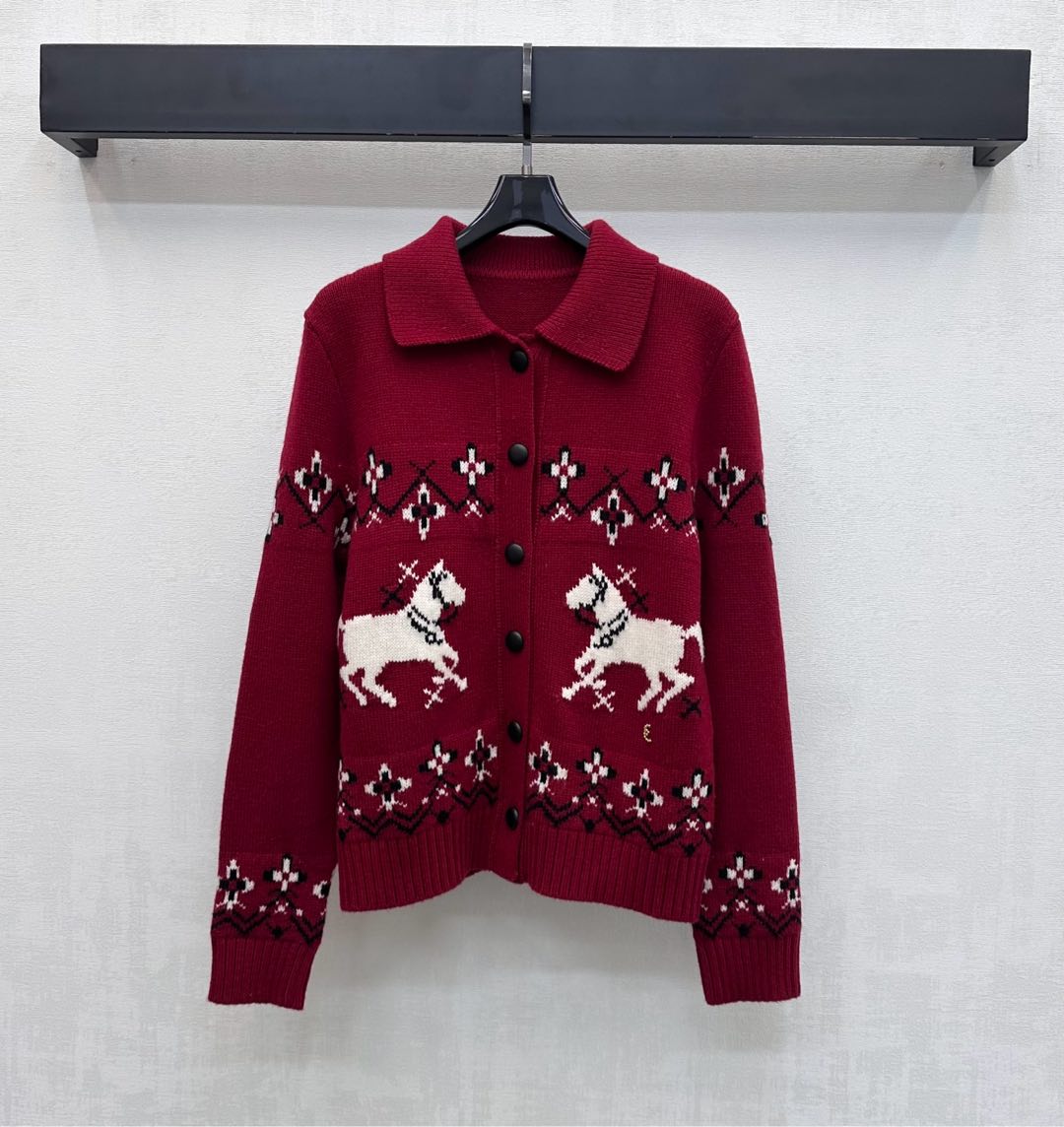 NO:709847,Erdo*2026 new arrivals Lapel heavy embroidered knit top customized YB imported blended knitted material High quality, comfortable and soft Black button-adjustable placket design Collar hem and cuffs threaded edges add layering to the look Heavy embroidered horses and flowers on the front highlight the brand tone Development of surface accessories Lapel long-sleeved cardigan tailoring Lazy yet stylish, super stylish whether worn alone or layered  Can become a bright presence among the crowd. High version,,19860909Erdo*2026新品上架翻领重工刺绣针织上衣定制YB进口混纺针织材质 质感上乘 舒适柔软 黑色纽扣调节开襟设计 领边下摆和袖口螺纹包边处理 增添造型层次感 前襟重工刺绣骏马与花朵点缀 彰显品牌调性 面辅料开发 翻领长袖开衫剪裁 慵懒又不失潮范 不管是单穿还是叠搭都超有腔调 都能成为人群里亮眼存在 高版本,,,Women's clothing