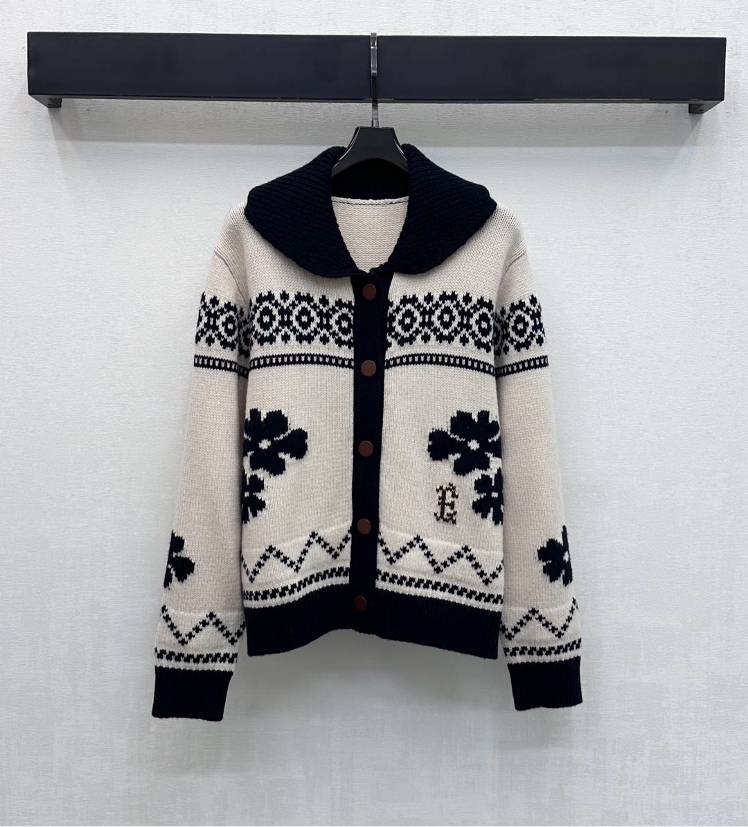 NO:709859,Erdo*2026 new products on the shelves Heavy industry embroidered knitted cardigan customized YB imported blended wool knitted material. High-quality texture, soft and comfortable. The front is made with Fair Isle craftsmanship. A horse pattern is outlined on the back to highlight the brand tone. Use buttons to adjust the placket design to add layering to the look. Surface accessories development. Lapel long-sleeved cardigan tailoring. Warm and casual for daily commuting. Stylish when worn alone or layered. High version 2 colors.19860909Erdo*2026新品上架重工刺绣针织开衫定制YB进口混纺羊毛针织材质 质感上乘 柔软舒适 前襟采用费尔岛工艺制作 后背勾勒一匹骏马图案 彰显品牌调性 沿用纽扣调节开襟设计 增添造型层次感 面辅料开发 翻领长袖开衫剪裁 日常通勤保暖休闲 单穿或内搭时髦出彩  高版本2色,,,Women's clothing