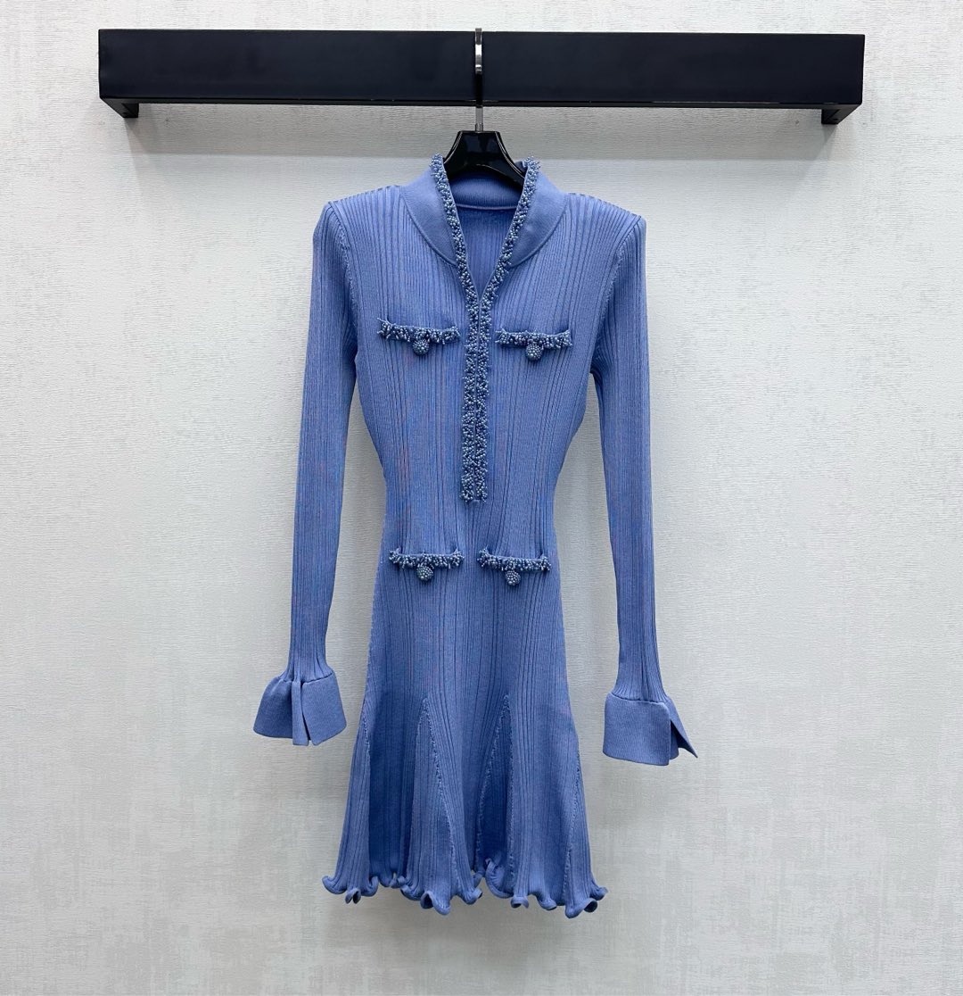 NO:709534,Self Portrai*2026 new arrival beaded knitted dress. Customized YB imported knitted material. The texture is comfortable and skin-friendly. The front is processed with V-neck lace details to add layering to the look. The edges of the collar and waist pockets are decorated with heavy beading. It highlights the brand tone and perfectly outlines the proportions of the body lines. The surface accessories are developed.19860909Self Portrai*2026新品上架钉珠针织连衣裙 定制YB进口针织材质 质感舒适亲肤 前襟采用V领袖口花边细节处理 增添造型层次感 领边前襟腰间口袋边缘饰以重工钉珠点缀装饰 彰显品牌调性 完美勾勒身材线条比例 面辅料开发 V领连衣裙剪裁 穿搭知性优雅 通勤约会轻松打造高级气质 高版本,,skirts,,Women's clothing