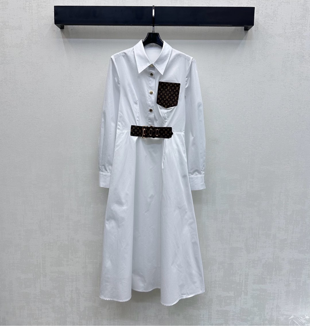 NO:709503,Louis Vuitto** 2026 new arrivals Leather label splicing shirt dress customized YB imported twill cotton material Breathable, comfortable and stylish Lapel front shoulder half placket button design Adjustable with perforated presbyopia belt at the waist to add layering to the look Leather pocket decoration with iconic four-leaf clover letters on one side of the chest Highlights the brand tone Development of surface accessories Lapel long-sleeved shirt dress tailoring High-end version 2 colors, loro  piana,skirts,19860909Louis Vuitto**2026新品上架皮标拼接衬衣裙定制YB进口斜纹全棉材质 透气舒适有型 翻领正肩半开襟纽扣版型设计 配合腰间穿孔老花皮带调节处理 增添造型层次感 胸前单侧点缀标志性四叶草字母皮革口袋装饰 彰显品牌调性 面辅料开发 翻领长袖衬衣裙剪裁 穿搭高智洋气  高版本2色,,loro piana,skirts,,Women's clothing