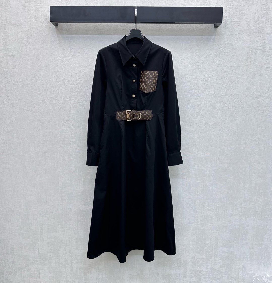 NO:709499,Louis Vuitto** 2026 new arrivals Leather label splicing shirt dress customized YB imported twill cotton material Breathable, comfortable and stylish Lapel front shoulder half placket button design Adjustable with perforated presbyopia belt at the waist to add layering to the look The iconic four-leaf clover letter leather pocket decoration on one side of the chest highlights the brand tone Development of surface accessories Lapel long-sleeved shirt dress tailoring High-end version 2 colors, Louis Vuitto  vuitton,skirts,19860909Louis Vuitto**2026新品上架皮标拼接衬衣裙定制YB进口斜纹全棉材质 透气舒适有型 翻领正肩半开襟纽扣版型设计 配合腰间穿孔老花皮带调节处理 增添造型层次感 胸前单侧点缀标志性四叶草字母皮革口袋装饰 彰显品牌调性 面辅料开发 翻领长袖衬衣裙剪裁 穿搭高智洋气  高版本2色,,louis vuitton,skirts,,Women's clothing