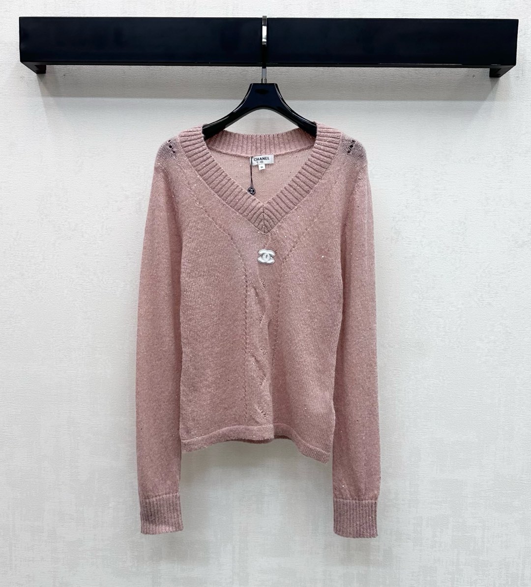NO:710346,Chane*2026 new products are on the shelves V-neck letter logo knitted. Customized YB imported blended wool knitted material. High-quality texture, comfortable and soft. The collar and cuffs are edged with elastic threads. The whole body is decorated with sequins to add layering to the look. The chest is embellished with the iconic double C letter logo element in white to highlight the brand tone. Surface accessories are developed. V-neck pullover sweater tailoring is easy to handle whether it is daily commuting or dating. High version 2 colors 36 38  40,,sweaters,19860909Chane*2026新品上架V领字母徽标针织 定制YB进口混纺羊毛针织材质 质感上乘 舒适柔软 领口与袖口沿用弹力螺纹包边处理 搭配通体融入亮片修饰 增添造型层次感 胸前点缀白色标志性双C字母徽标元素装饰 彰显品牌调性 面辅料开发 V领套头毛衣剪裁 无论是日常通勤还是约会出游都轻松拿捏 高版本2色36 38 40,,sweaters,,Women's clothing