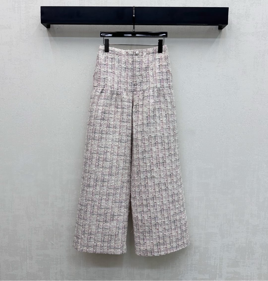 NO:710340,Chane*2026 new arrival straight wide-leg trousers are made of custom-made YB imported slub woolen material. The texture is shiny and the appearance is good. The waist and hips are covered with pleats to cover the flesh and not pick the body shape. The texture is obvious and the pink and purple mixed tweed adds layering to the look. The waist button is decorated with the iconic double C letter logo element to highlight the brand tone. The development of surface accessories. The high-waisted wide-leg trousers are cut and can be paired with a series of short jackets.  The complete set of outfits gives you an elegant and casual lady style. You can easily achieve the sweet and cool French accent. Suitable for different occasions. High version 36 38 40,,chanel,jackets & coats,19860909Chane*2026新品上架直筒阔腿长裤定制YB进口粗纺羊毛呢材质 质感光泽 品相十足 腰胯处沿用褶皱遮肉不挑身材设计 肌理明显肉眼可见粉紫混色粗花呢 增添造型层次感 腰间系扣融入标志性双C字母徽标元素装饰 彰显品牌调性 面辅料开发 高腰阔腿长裤剪裁 可搭配系列短款外套 成套穿搭优雅又随性的大小姐风范 轻松拿捏甜酷兼具的法式腔调 适配不同场合  高版本36 38 40,,chanel,jackets & coats,,Women's clothing