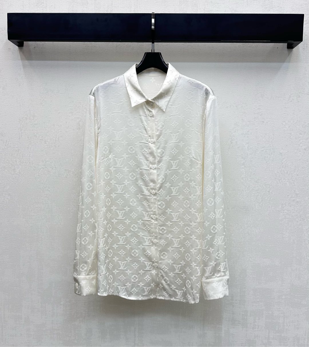 NO:715237,Louis Vuitto*2026 new arrivals jacquard silk shirt made of custom-made YB imported jacquard silk material. Glossy and nourishing, comfortable. The whole body is covered with the iconic four-leaf clover letter dark pattern jacquard elements. Highlighting the brand tone. The drape silk fabric has a lazy and high-end feel. Surface accessories development. Lapel and shoulder shirt tailoring. You can easily wear an elegant and refined style for daily commuting and dating. High version, louis vuitton, shirts, real silk,19860909Louis Vuitto*2026新品上架提花真丝衬衫定制YB进口提花真丝材质 光泽养肤舒适 通体满铺标志性四叶草字母暗纹提花元素 彰显品牌调性 垂坠的真丝面料自带慵懒高级感 面辅料开发 翻领正肩衬衣剪裁 日常通勤约会穿搭都能轻松穿出优雅又精致的格调 高版本,,louis vuitton,shirts,real silk,,Women's clothing