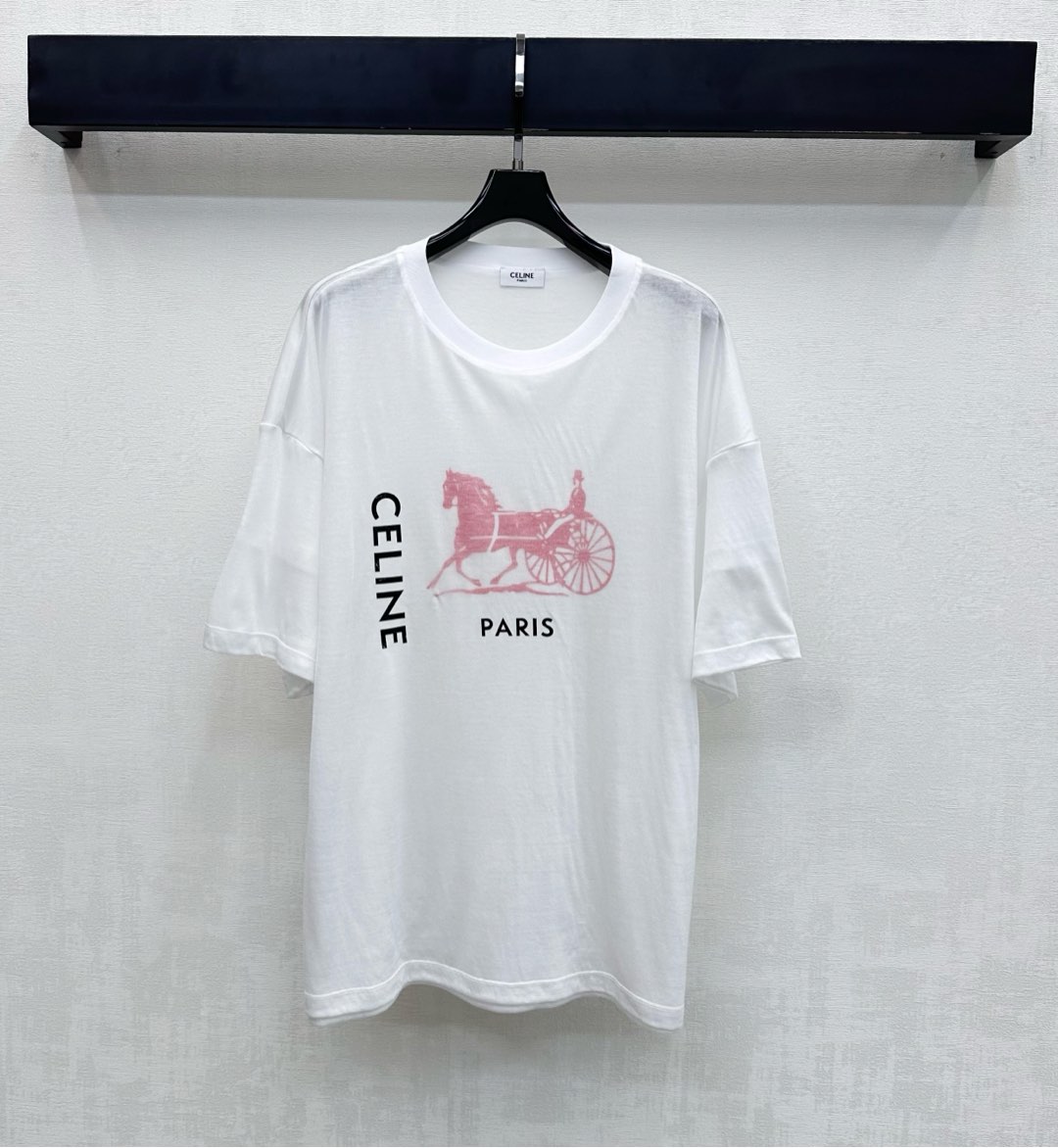 NO:715252,Celin*2026 new products are on the shelves. Carriage print round neck. Customized YB imported Tencel cotton material. Breathable and comfortable. Delicate texture. The letter logo and horse carriage pattern are outlined on the chest using printing technology and contrasting colors to highlight the brand tone. Round neck thread binding and double-layer fabric design add a sense of layering. Surface accessories development. Round neck loose T-shirt cut. Single wear and layering are refreshing and casual. High version L,,celine,tees,t-shirt,19860909Celin*2026新品上架马车印花圆领定制YB进口天丝全棉材质 透气舒适 质感细腻 胸前利用印花工艺和撞色勾勒出字母徽标和马车图案 彰显品牌调性 圆领螺纹包边以及双层面料设计 增添造型层次感 面辅料开发 圆领宽松T恤剪裁 单穿叠穿清爽随性  高版本L,,celine,tees，t-shirt,,Women's clothing