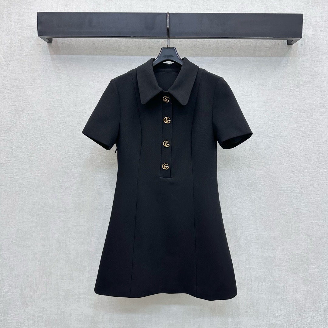 NO:713365,Gucc*2026 New Arrival Lapel Logo Dress Customized YB Imported Material Textured and Glossy Stiff and Stylish It is decorated with the semi-open placket iconic metal double G letter buttons and is decorated with a full-covered dark logo pattern on the lining to highlight the brand's tone.  High version,,gucci,skirts,T-shirt,19860909Gucc*2026新品上架翻领徽标连衣裙定制YB进口材质 质感光泽 挺括有型 采用半开襟标志性金属双G字母纽扣调节装饰 配合内衬满铺暗纹徽标图案 彰显品牌调性 A字立体裁剪打造时尚利落 腰侧收腰处理以及拉链设计 增添造型层次感 面辅料开发 翻领短袖连衣裙剪裁 晚宴里自带光芒的优雅主角 hold住不同场合 气场十足  高版本,,gucci,skirts,T-shirt,,Women's clothing