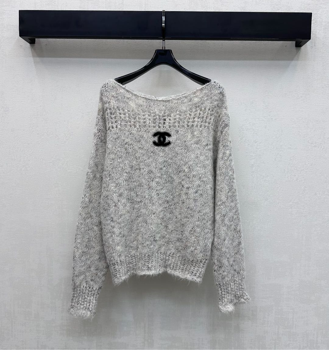 NO:716909,Chane*2026 new products are on the shelves. Hollow letter logo knitted custom YB imported blended wool knitted material. Full texture, soft and comfortable. Hollow mesh splicing neckline design adds layering to the look. Iconic white double C embroidery decoration on the chest highlights the brand tone. Surface accessories development. Off-shoulder long-sleeved pullover tailoring. Pair casually with jeans for a casual style or wear a skirt for a gentle route. Practical and advanced versatile style. High version 2 colors 36  38 40,,chanel,skirts,jeans,19860909Chane*2026新品上架镂空字母徽标针织定制YB进口混纺羊毛针织材质 质感十足 柔软舒适 镂空网格拼接领口设计 增添造型层次感 胸前点缀标志性白色双C刺绣装饰 彰显品牌调性 面辅料开发 落肩长袖套头衫剪裁 随意搭配牛仔裤走休闲风 还是配半身裙走温柔路线 实穿又高级的百搭款 高版本2色36 38 40,,chanel,skirts,jeans,,Women's clothing