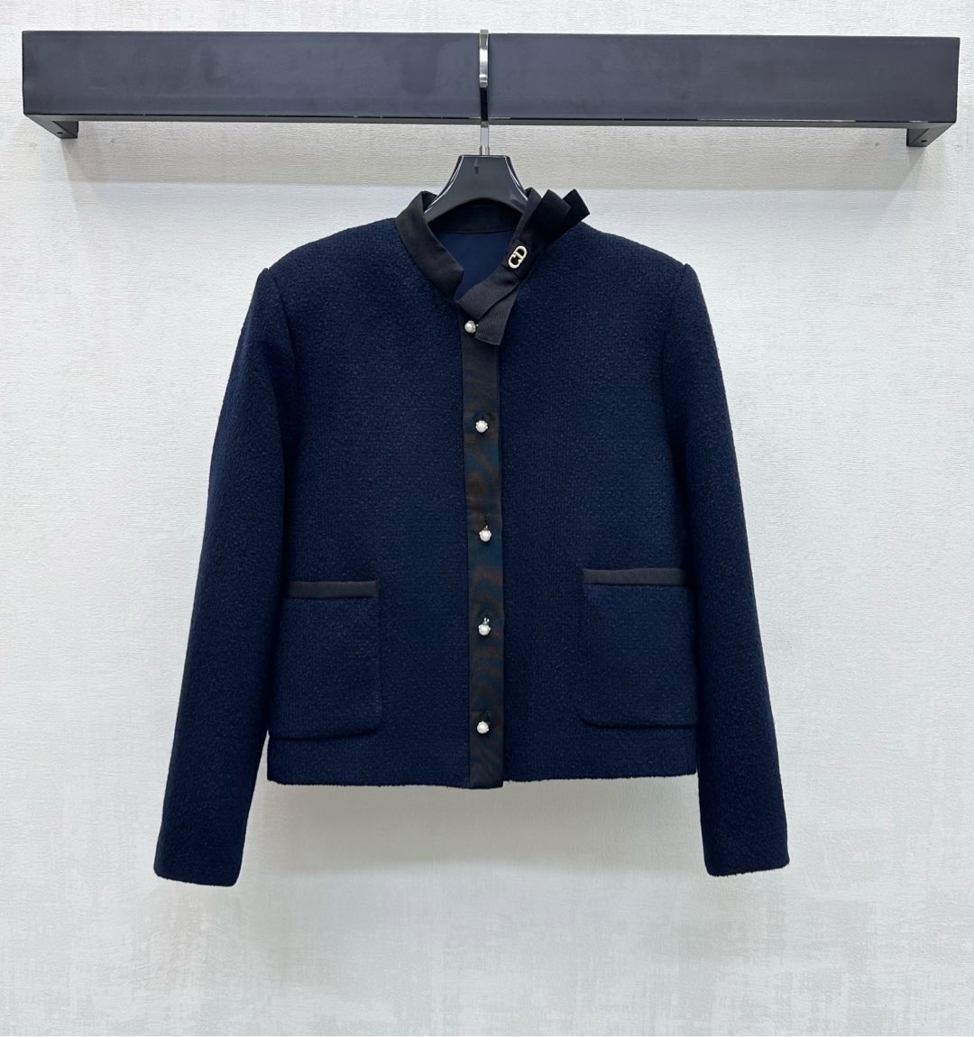 NO:715244,Dio*2026 new product launch logo woolen dress jacket customized YB imported woolen material, high-end texture and full appearance. The whole body is made of grain texture to create a ladylike atmosphere. It is combined with the stitching design of the edges of the pockets on the neckline to add layering to the look. The bow on the collar is embellished with the CD metal logo to echo the adjustment of the pearl buttons, highlighting the brand's tone. The development of surface accessories. The stand-up collar short jacket cut can be matched with the same series of skirts. The complete set perfectly demonstrates the sense of elegance.  Perfect for formal occasions, high version, dior, skirts, jackets & coats,19860909Dio*2026新品上架徽标粗纺洋装外套定制YB进口羊毛呢材质 质感高级 品相十足 通体利用颗粒纹路名媛氛围立显 配合领口前襟口袋边缘捆边拼接设计 增添造型层次感 领边蝴蝶结点缀CD金属徽标呼应珍珠纽扣调节处理 彰显品牌调性 面辅料开发 立领短款外套剪裁 可搭配同系列半裙 成套穿搭完美演绎优雅千金感 出席正式场合的不二之选 高版本,,dior,skirts,jackets & coats,,Women's clothing