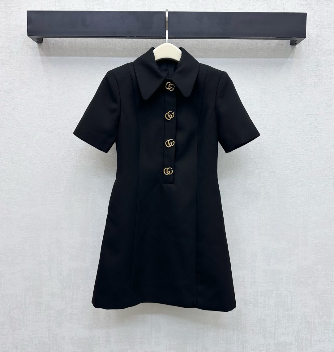 NO:715256,Gucc*2026 New Arrival Lapel Gold Label Dress Made of Custom YB Imported Blended Wool Material, Textured and Glossy, Stiff and Stylish. It is decorated with the iconic metal double G letter buttons at the half placket to highlight the brand tone. A-line three-dimensional tailoring creates a fashionable and neat look. The waist is tightened and the zipper design adds layering to the look. Surface accessories development. Lapel short-sleeved dress tailoring. The elegant protagonist with her own brilliance at the dinner. She is full of aura in different occasions.  High version,,gucci,skirts,T-shirt,19860909Gucc*2026新品上架翻领金标连衣裙定制YB进口混纺羊毛材质 质感光泽 挺括有型 采用半开襟标志性金属双G字母纽扣调节装饰 彰显品牌调性 A字立体裁剪打造时尚利落 腰侧收腰处理以及拉链设计 增添造型层次感 面辅料开发 翻领短袖连衣裙剪裁 晚宴里自带光芒的优雅主角 hold住不同场合 气场十足 高版本,,gucci,skirts,T-shirt,,Women's clothing