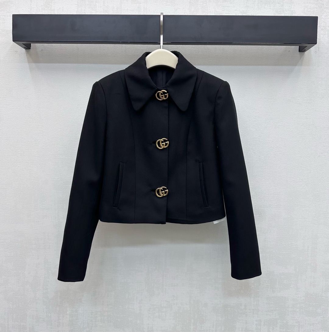 NO:715245,Gucc*2026 new products are on the shelves. The lapel gold label short jacket is made of YB imported blended wool. It is made of high-quality texture, crisp and stylish. The iconic metal double G letter button is used to adjust the placket to highlight the brand tone. Smooth and neat tailoring lines and symmetrical pocket decoration add to the layering of the look. Surface accessories are developed. The lapel short blazer is cut. It can be paired with skirts and trousers of the same series. Complete set to wear for work and commuting. High-quality professional attire.  Suitable for important meetings and daily life. High version, gucci, skirts, jackets & coats, business suit,19860909Gucc*2026新品上架翻领金标短款外套定制YB进口混纺羊毛材质 质感上乘 挺括有型 前襟沿用标志性金属双G字母纽扣调节开襟 彰显品牌调性 线条流畅利落裁剪 以及对称插兜口袋装饰 增添造型层次感 面辅料开发 翻领短款西装外套剪裁 可搭配同系列半裙长裤 成套穿搭上班通勤穿搭高质职业装 重要会议与日常都很适配 高版本,,gucci,skirts,jackets & coats,business suit,,Women's clothing