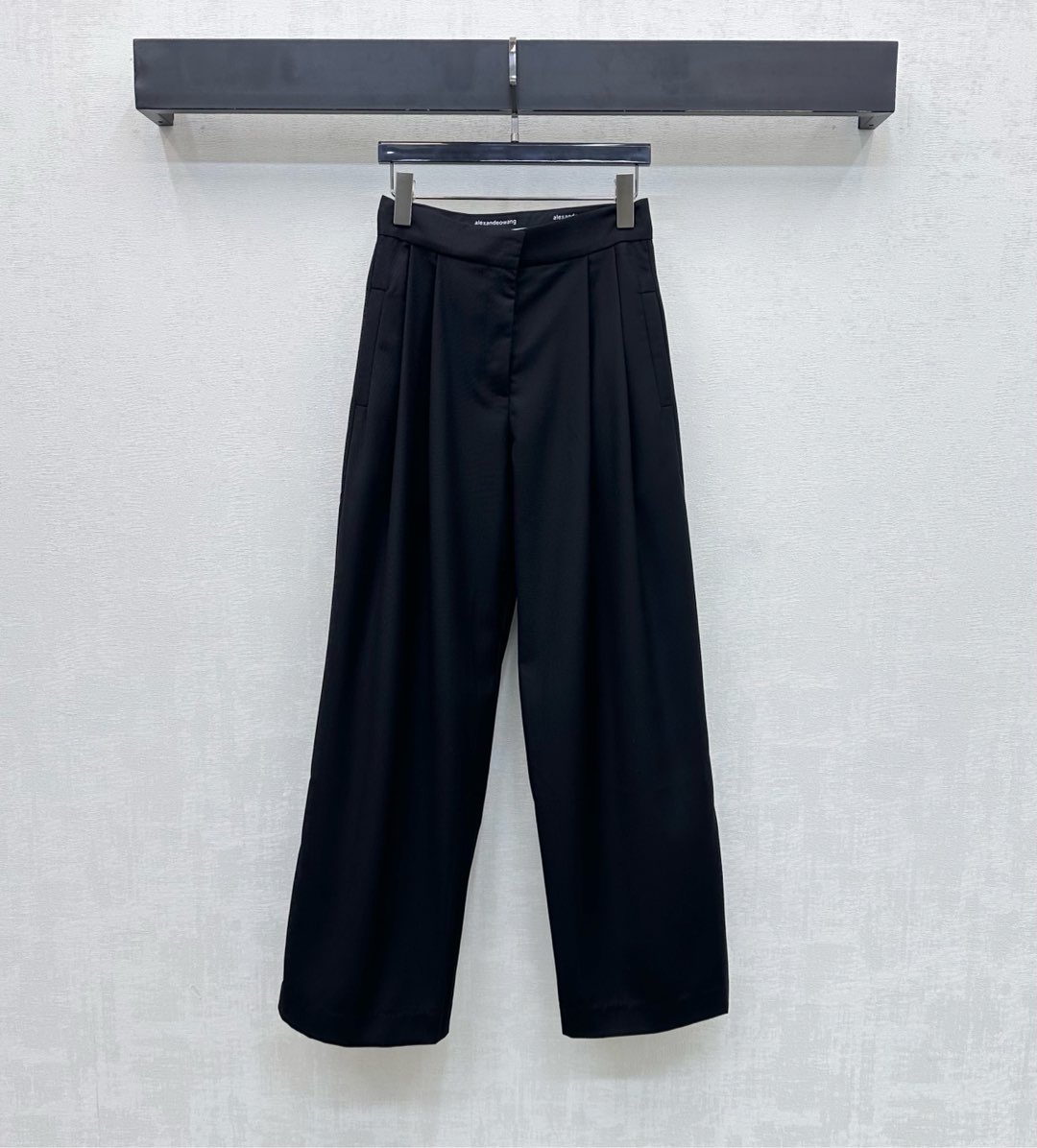 NO:735512,Alexander Wan*2026 new products are on the shelves. High-waisted straight suit trousers are made of imported YB cotton. They are full of texture, comfortable and stylish. The waist and hips are made with pleating technology. With symmetrical pocket design, it adds layering to the look. The iconic letter logo element is embellished on the inside of the waist to highlight the brand tone. Development of fabrics and accessories. Straight-leg wide-leg trousers cut. High street style for daily wear. High version 2 colors,,business suit,19860909Alexander Wan*2026新品上架高腰直筒西装裤定制YB进口棉纶材质 质感十足 舒适有型 腰胯采用压褶工艺制作 配合对称插兜口袋设计 增添造型层次感 腰间内侧点缀标志性字母徽标元素 彰显品牌调性 面辅料开发 直筒阔腿长裤剪裁 日常穿搭高街风造型 高版本2色,,business suit,,Women's clothing