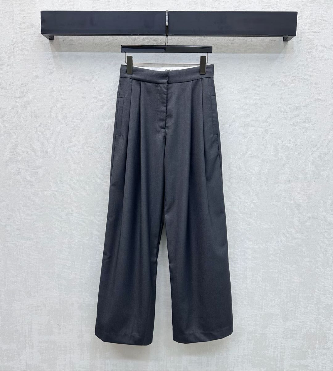 NO:735522,Alexander Wan*2026 new products are on the shelves. High-waisted straight suit trousers are made of imported YB cotton. They are full of texture, comfortable and stylish. The waist and hips are made with pleating technology. With symmetrical pocket design, it adds layering to the look. The iconic letter logo element is embellished on the inside of the waist to highlight the brand tone. Development of fabrics and accessories. Straight-leg wide-leg trousers cut. High street style for daily wear. High version 2 colors,,business suit,19860909Alexander Wan*2026新品上架高腰直筒西装裤定制YB进口棉纶材质 质感十足 舒适有型 腰胯采用压褶工艺制作 配合对称插兜口袋设计 增添造型层次感 腰间内侧点缀标志性字母徽标元素 彰显品牌调性 面辅料开发 直筒阔腿长裤剪裁 日常穿搭高街风造型 高版本2色,,business suit,,Women's clothing