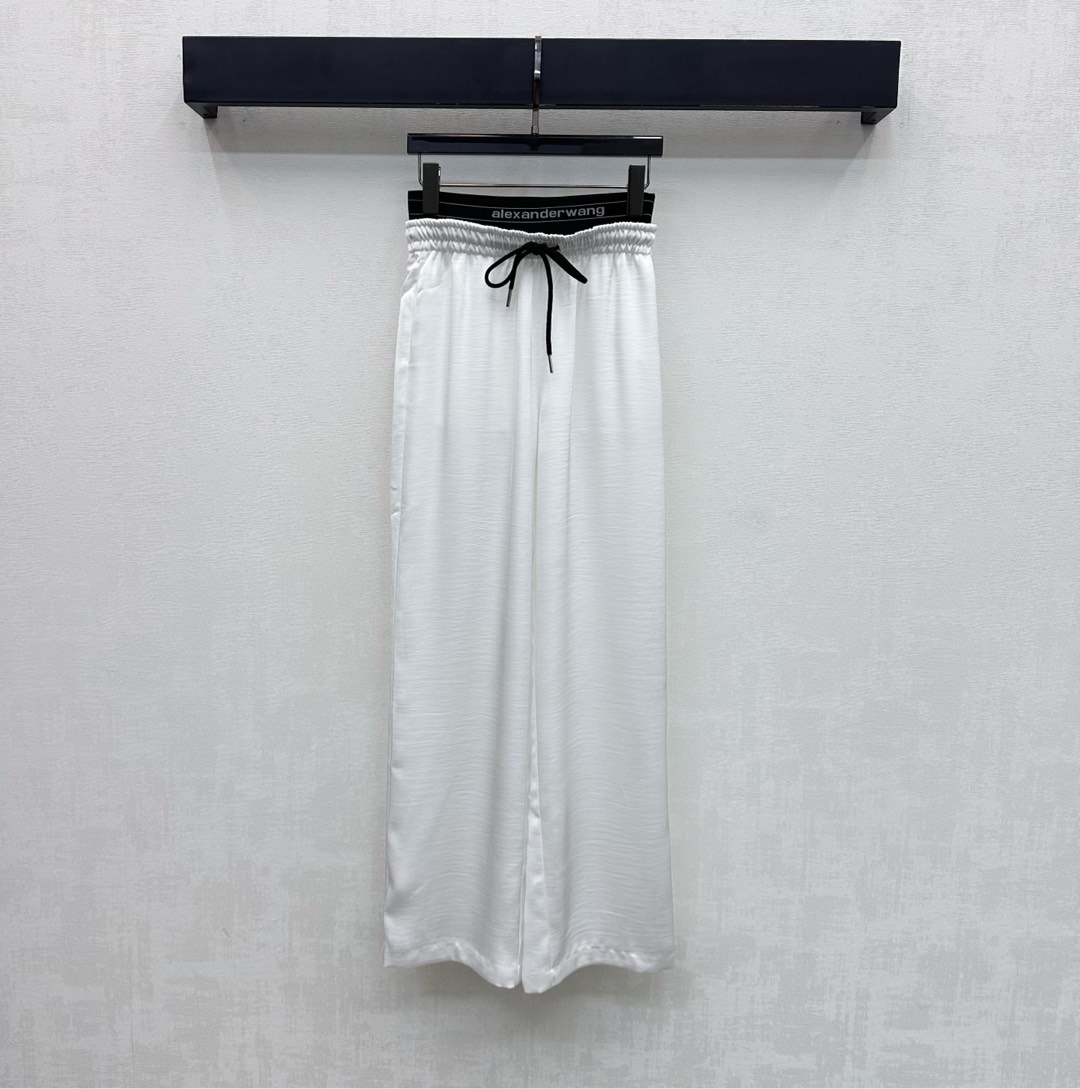 NO:715876,Alexander Wan*2026 new arrival drawstring straight leg letter logo trousers customized YB imported acetic acid material texture glossy vertical and stylish elastic drawstring waist adjustment treatment with symmetrical pocket design to add layering to the look elastic woven waist and hip embellished with iconic letter logo elements to highlight the brand tone development of surface accessories High waist straight leg drawstring trousers cut for daily wear high street style high version 2 colors,,19860909Alexander Wan*2026新品上架抽绳直筒字母徽标长裤定制YB进口醋酸材质 质感光泽 垂顺有型 腰间松紧抽绳调节处理 配合对称插兜口袋设计 增添造型层次感 腰胯弹力编织点缀标志性字母徽标元素 彰显品牌调性 面辅料开发 高腰直筒抽绳长裤剪裁 日常穿搭高街风造型  高版本2色,,,Women's clothing