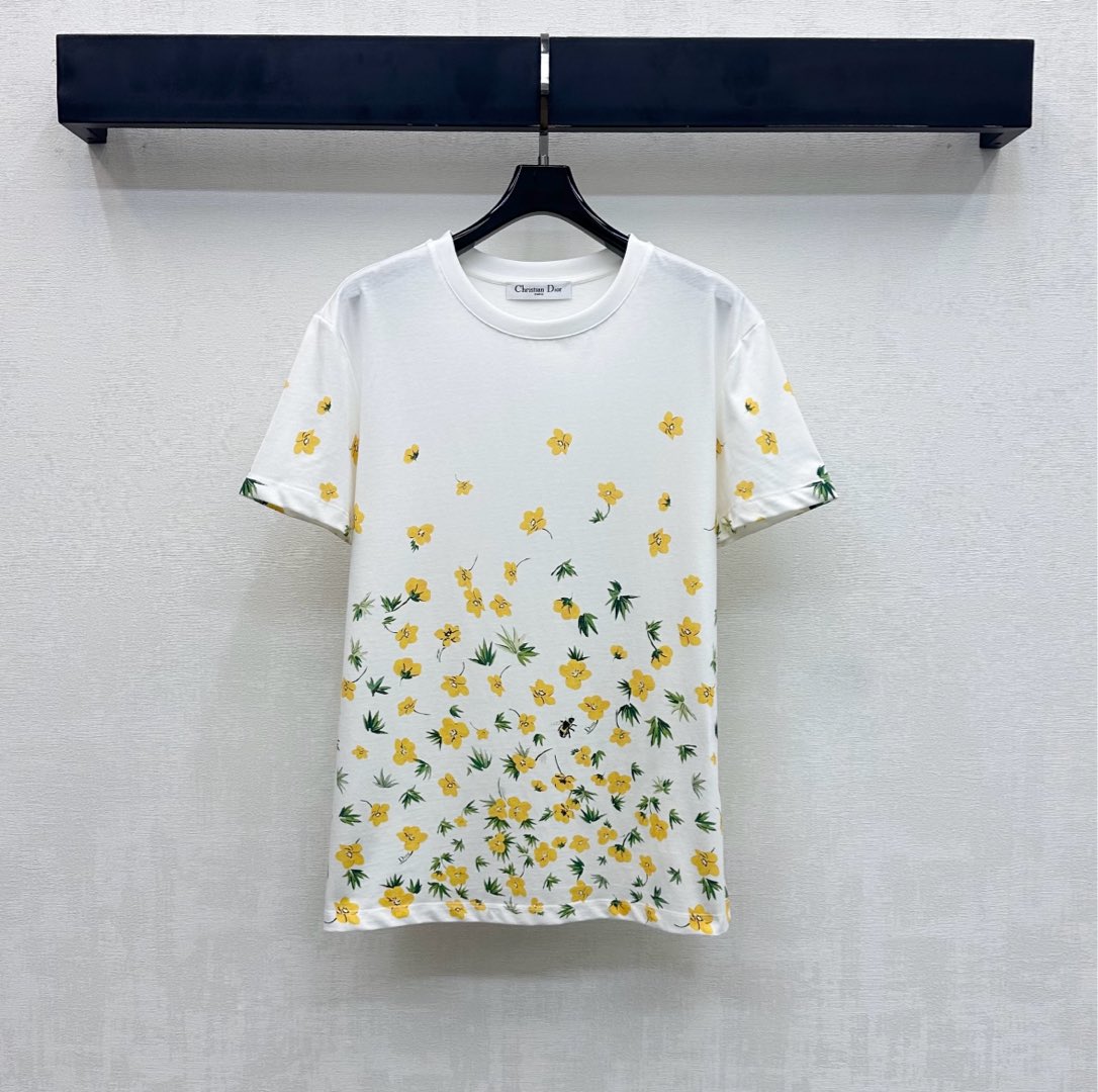 NO:715896,Dio*2026 new products are on the shelves. Printed round neck. Customized YB imported raw cotton material. Breathable and comfortable. Full of texture. Fresh yellow florals all over the body. Highlighting the brand tone. Loose fit, neat and versatile. Adding layering to the look. Development of surface accessories. Conventional short-sleeved T-shirt tailoring. Wear alone and layered to reduce age. High version, dior, T-shirt, tees, t-shirt,19860909Dio*2026新品上架印花圆领定制YB进口原生全棉材质 透气舒适 质感十足 通体满铺点缀清新黄色碎花 彰显品牌调性 宽松版型利落又百搭 增添造型层次感 面辅料开发 常规短袖T恤剪裁 单穿叠穿甜美减龄  高版本,,dior,T-shirt,tees，t-shirt,,Women's clothing