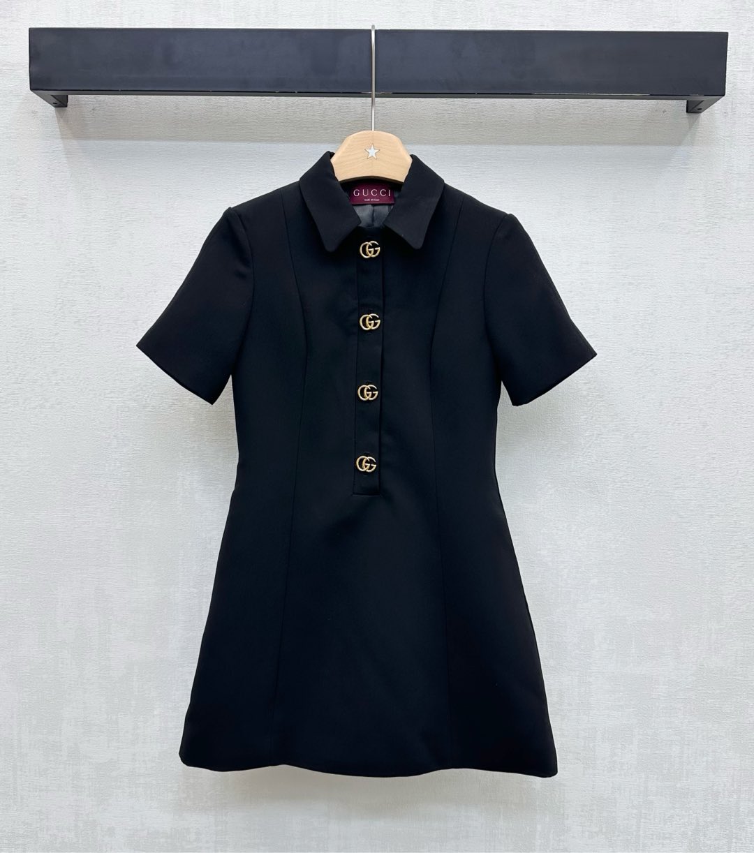 NO:733315,Gucc*2026 New Arrival Metal Logo Dress Customized YB Imported Native Twill Cotton Material Full Texture, Stiff and Stylish It is decorated with the iconic metal double G letter buttons of the half placket. It is matched with the lining to be fully covered with dark pattern logo pattern elements to highlight the brand tone. A-line three-dimensional tailoring creates a fashionable and neat look. It is combined with the waist waist processing and zipper design to add layering to the look. Development of surface accessories. Lapel short-sleeved dress tailoring. The elegant protagonist of the party with its own light and full of aura.  High version,,gucci,skirts,T-shirt,19860909Gucc*2026新品上架金属徽标连衣裙定制YB进口原生斜纹全棉材质 质感十足 挺括有型 采用半开襟标志性金属双G字母纽扣调节装饰 配合内衬满铺暗纹徽标图案元素 彰显品牌调性 A字立体裁剪打造时尚利落 配合腰侧收腰处理以及拉链设计 增添造型层次感 面辅料开发 翻领短袖连衣裙剪裁 聚会自带光芒的优雅主角 气场十足  高版本,,gucci,skirts,T-shirt,,Women's clothing