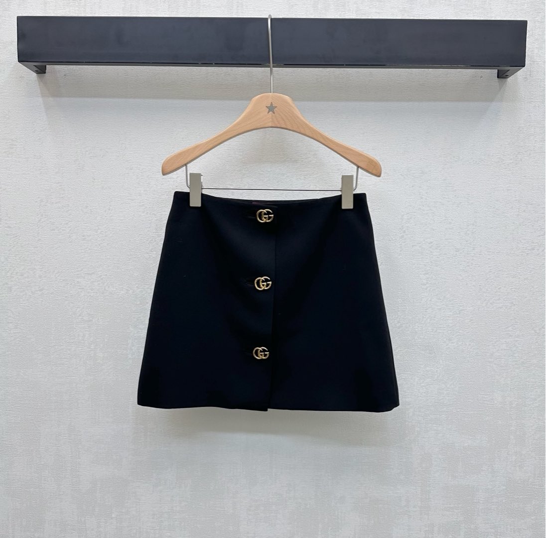 NO:733306,Gucc*2026 new products on the shelves. Metal logo button skirt, customized YB imported raw twill cotton material. High-quality texture, crisp and stylish. Used iconic metal double G letter buttons to adjust the decoration. Matched with the lining full of dark pattern logo to highlight the brand tone. And A-line cutting design. The lines are smooth, simple and neat, adding layering to the look. Development of surface accessories. High-waisted straight skirt cut. Can be paired with jackets from the same series. Complete set to wear for work and commuting. High-quality professional attire.  Suitable for important meetings and daily life. High version, gucci, skirts, jackets & coats,19860909Gucc*2026新品上架金属徽标纽扣半裙定制YB进口原生斜纹全棉材质 质感上乘 挺括有型 采用标志性金属双G字母纽扣调节装饰 配合内衬满铺暗纹徽标图案 彰显品牌调性 以及A字版型裁剪设计 线条流畅简约利落 增添造型层次感 面辅料开发 高腰直筒半身裙剪裁 可搭配同系列外套 成套穿搭上班通勤穿搭高质职业装 重要会议与日常都很适配 高版本,,gucci,skirts,jackets & coats,,Women's clothing