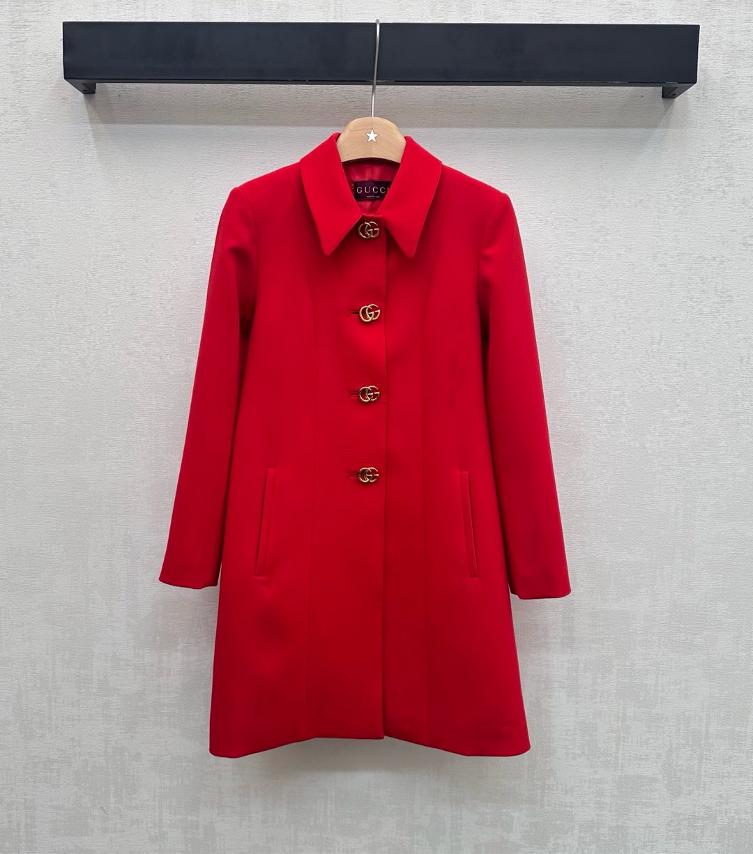 NO:717538,Gucc*2026 new arrivals, lapel logo windbreaker jacket, customized YB imported material, high quality, crisp and stylish, still decorated with the iconic metal double G letters, highlighting the brand tone, using A-line cutting, matching the conventional waist design to add layering to the look, surface accessories development, lapel mid-length windbreaker jacket cut, casual wear to work and commuting, high-quality professional attire, suitable for important meetings and daily life, high version 2 colors, gucci, jackets &  coats,19860909Gucc*2026新品上架翻领徽标风衣外套定制YB进口材质 质感上乘 挺括有型 沿用标志性金属双G字母装饰 彰显品牌调性 采用A字版型裁剪 配合常规收腰版型设计 增添造型层次感 面辅料开发 翻领中长款风衣外套剪裁 随意穿搭上班通勤穿搭高质职业装 重要会议与日常都很适配 高版本2色,,gucci,jackets & coats,,Women's clothing