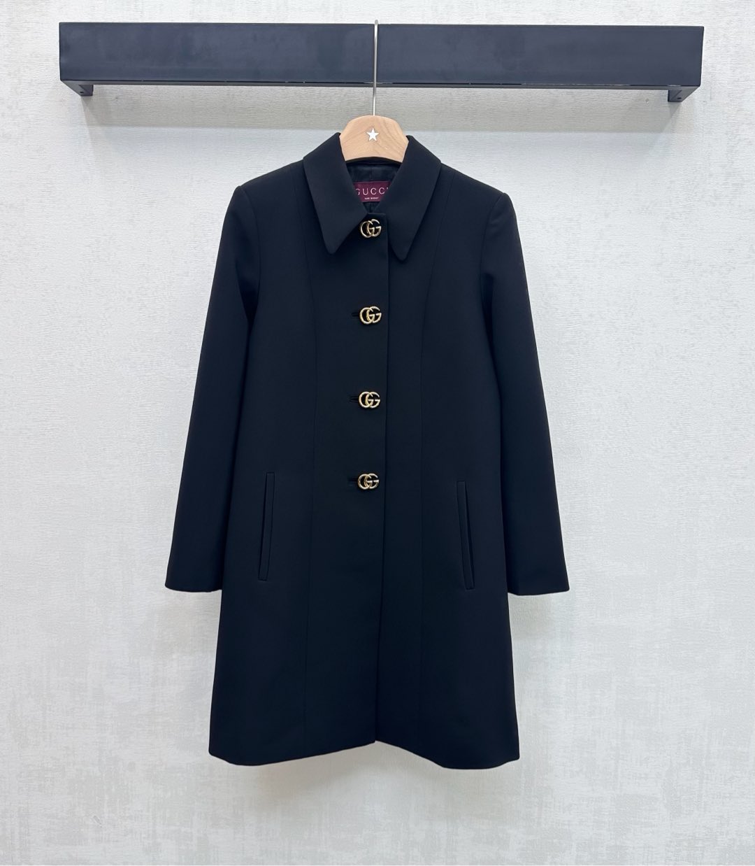 NO:715894,Gucc*2026 new arrivals, lapel logo windbreaker jacket, customized YB imported material, high quality, crisp and stylish, still decorated with the iconic metal double G letters, highlighting the brand tone, using A-line cutting, matching the conventional waist design to add layering to the look, surface accessories development, lapel mid-length windbreaker jacket cut, casual wear to work and commuting, high-quality professional attire, suitable for important meetings and daily life, high version 2 colors, gucci, jackets &  coats,19860909Gucc*2026新品上架翻领徽标风衣外套定制YB进口材质 质感上乘 挺括有型 沿用标志性金属双G字母装饰 彰显品牌调性 采用A字版型裁剪 配合常规收腰版型设计 增添造型层次感 面辅料开发 翻领中长款风衣外套剪裁 随意穿搭上班通勤穿搭高质职业装 重要会议与日常都很适配 高版本2色,,gucci,jackets & coats,,Women's clothing