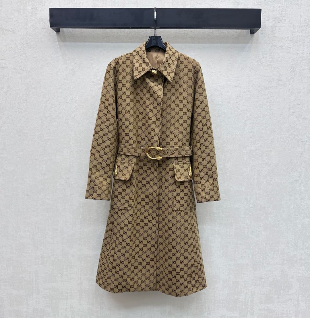 NO:715900,Gucc*2026 new products are on the shelves. Jacquard belt windbreaker jacket is made of YB imported jacquard material. It is stiff, comfortable and stylish. The whole body is covered with old money feeling and is full of double G letter jacquard logo elements to highlight the brand tone. The waist three-dimensional contour line cutting design is used with the metal buckle belt of this fabric to effectively narrow and outline the curve. It echoes the symmetrical pocket details and adds a sense of layering to the shape. The long waisted version is more slim and tolerant. Development of surface accessories Lapel windbreaker jacket tailoring Casual wear and elegant retro series development  High version,,gucci,jackets & coats,19860909Gucc*2026新品上架提花腰带风衣外套定制YB进口提花材质 挺括舒适有型 通体满铺老钱感满满双G字母提花徽标元素 彰显品牌调性 腰身立体轮廓线裁剪设计 配合本布金属扣腰带有效收窄勾勒曲线 呼应对称口袋细节 增添造型层次感 长款收腰版型更为显瘦包容 面辅料开发 翻领风衣外套剪裁 随意穿搭优雅复古 系列开发  高版本,,gucci,jackets & coats,,Women's clothing