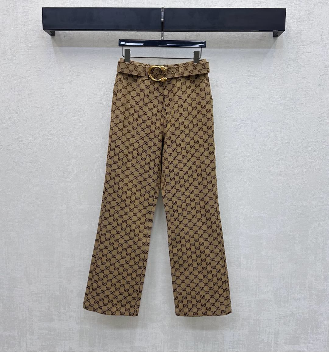 NO:715901,Gucc*2026 new arrival jacquard belt trousers customized YB imported jacquard material, crisp, comfortable and stylish. The whole body is covered with old money feeling and is full of double G letter jacquard logo elements to highlight the brand tone. The waist three-dimensional contour cutting design is used with the fabric metal buckle belt to effectively narrow and outline the curve, adding a sense of layering. The conventional waist version is more slim and tolerant. Development of surface accessories. High-waisted straight trousers can be matched with the same series of jackets. Complete set of elegant retro series development  High version,,gucci,jackets & coats,19860909Gucc*2026新品上架提花腰带长裤定制YB进口提花材质 挺括舒适有型 通体满铺老钱感满满双G字母提花徽标元素 彰显品牌调性 腰身立体轮廓线裁剪设计 配合本布金属扣腰带有效收窄勾勒曲线 增添造型层次感 常规收腰版型更为显瘦包容 面辅料开发 高腰直筒长裤剪裁 可搭配同系列外套 成套穿搭优雅复古 系列开发  高版本,,gucci,jackets & coats,,Women's clothing