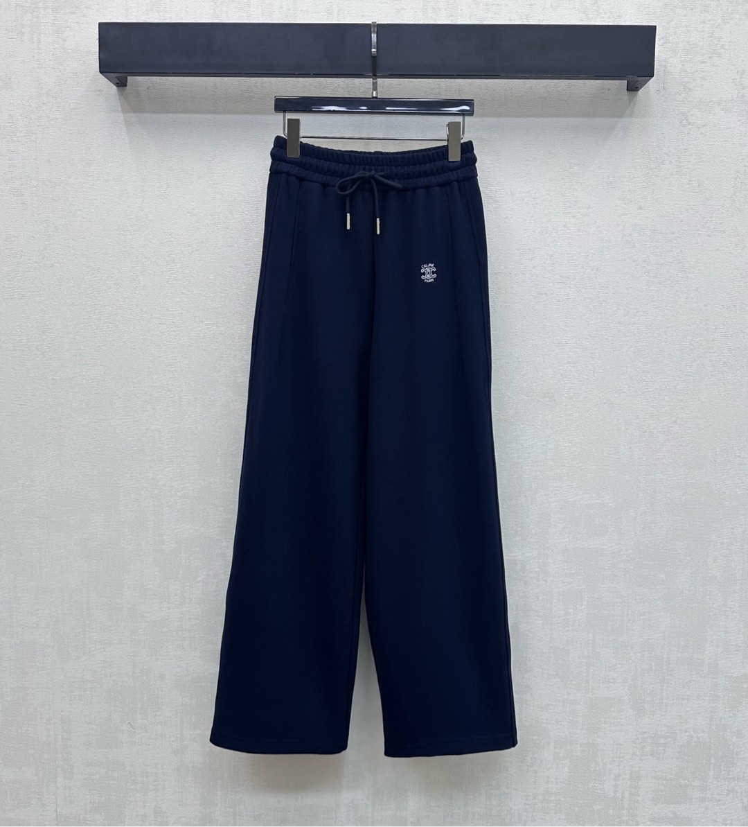 NO:715874,Celin*2026 new product launch drawstring straight-leg logo trousers customized YB imported cotton material, high-quality texture, slim and stylish, elastic elastic drawstring adjustment design at the waist, with symmetrical pocket decoration, adding a sense of layering to the look. The iconic Arc de Triomphe embroidered logo element is embellished on one side of the thigh to highlight the brand tone. Development of fabrics and accessories. High-waisted straight-leg trousers cut. Wear full of high-street fashion style. Daily wear is casual and relaxed.  High version 2 colors,,celine,19860909Celin*2026新品上架抽绳直筒徽标长裤定制YB进口棉纶材质 质感上乘 垂顺有型 腰间弹力松紧抽绳调节设计 配合对称插兜口袋装饰 增添造型层次感 大腿单侧点缀标志性凯旋门刺绣徽标元素 彰显品牌调性 面辅料开发 高腰直筒长裤剪裁 穿出满满的高街时髦风格 日常穿搭休闲松弛   高版本2色,,celine,,Women's clothing