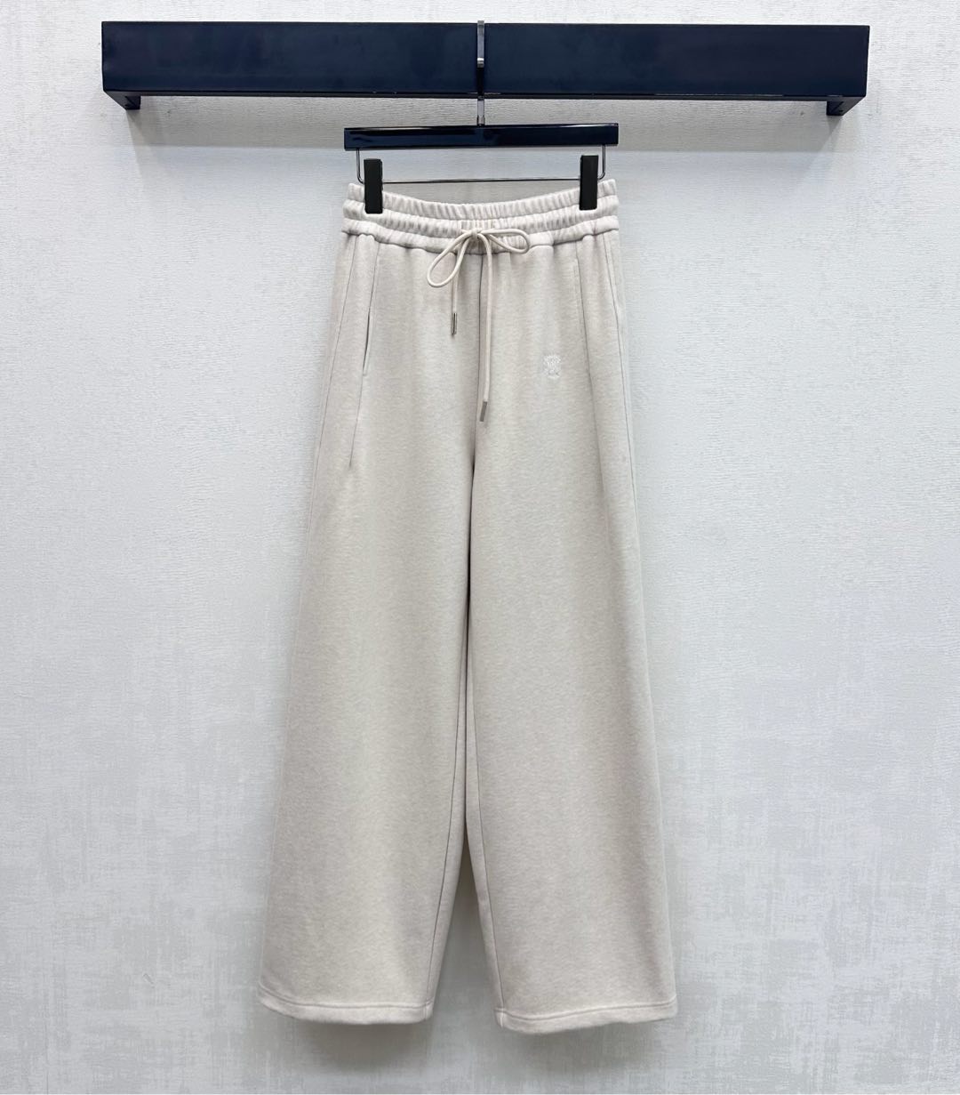 NO:715880,Celin*2026 new product launch drawstring straight-leg logo trousers customized YB imported cotton material, high-quality texture, slim and stylish, elastic elastic drawstring adjustment design at the waist, with symmetrical pocket decoration, adding a sense of layering to the look. The iconic Arc de Triomphe embroidered logo element is embellished on one side of the thigh to highlight the brand tone. Development of fabrics and accessories. High-waisted straight-leg trousers cut. Wear full of high-street fashion style. Daily wear is casual and relaxed.  High version 2 colors,,celine,19860909Celin*2026新品上架抽绳直筒徽标长裤定制YB进口棉纶材质 质感上乘 垂顺有型 腰间弹力松紧抽绳调节设计 配合对称插兜口袋装饰 增添造型层次感 大腿单侧点缀标志性凯旋门刺绣徽标元素 彰显品牌调性 面辅料开发 高腰直筒长裤剪裁 穿出满满的高街时髦风格 日常穿搭休闲松弛   高版本2色,,celine,,Women's clothing