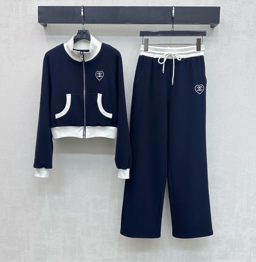 NO:715890,Chane*2026 new arrival stand collar jacket straight trousers suit customized YB imported cotton material, comfortable and stylish, high quality. The iconic double C letter logo element of love is outlined on the chest. The embroidered pattern on one side of the thigh and the back echoes the brand tone. The collar cuffs, hem and pocket edges are processed with thread wrapping. The waist is designed with elastic elastic drawstring adjustment to add layering to the look. Development of surface accessories  Stand collar zipper jacket, high waist drawstring trousers casual suit, casual and stylish daily wear, high version 2 colors, chanel, jackets & coats,19860909Chane*2026新品上架立领外套直筒长裤套装定制YB进口棉纶材质 舒适有型 质感上乘 胸前勾勒爱心标志性双C字母徽标元素 大腿单侧以及后背点缀刺绣图案呼应 彰显品牌调性 领边袖口与衣摆和口袋边沿用螺纹包边处理 腰间采用弹力松紧抽绳调节设计 增添造型层次感 面辅料开发 立领拉链外套高腰抽绳长裤休闲套装 日常休闲穿搭松弛时髦 高版本2色,,chanel,jackets & coats,,Women's clothing