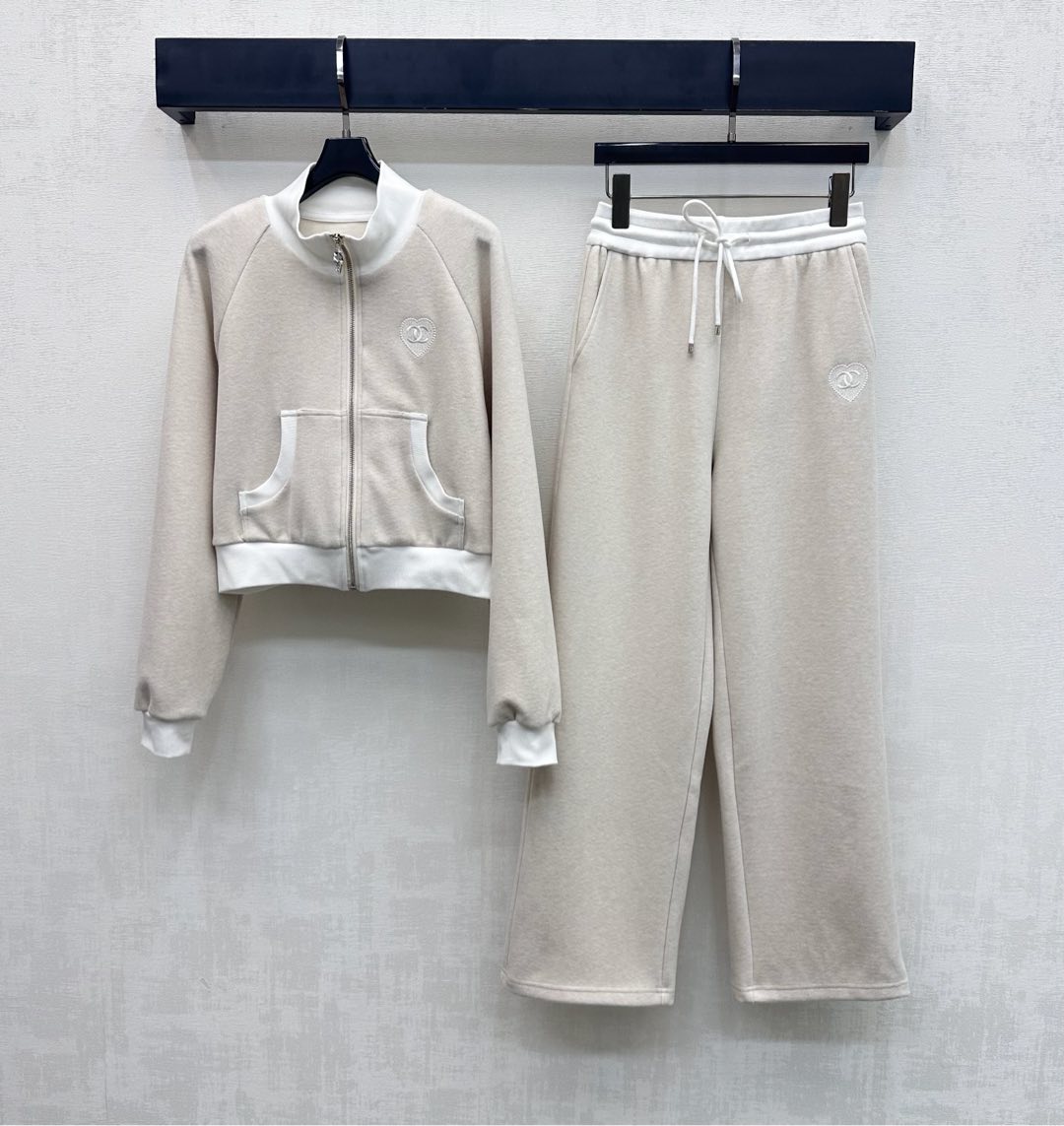 NO:715886,Chane*2026 new arrival stand collar jacket straight trousers suit customized YB imported cotton material, comfortable and stylish, high quality. The iconic double C letter logo element of love is outlined on the chest. The embroidered pattern on one side of the thigh and the back echoes the brand tone. The collar cuffs, hem and pocket edges are processed with thread wrapping. The waist is designed with elastic elastic drawstring adjustment to add layering to the look. Development of surface accessories  Stand collar zipper jacket, high waist drawstring trousers casual suit, casual and stylish daily wear, high version 2 colors, chanel, jackets & coats,19860909Chane*2026新品上架立领外套直筒长裤套装定制YB进口棉纶材质 舒适有型 质感上乘 胸前勾勒爱心标志性双C字母徽标元素 大腿单侧以及后背点缀刺绣图案呼应 彰显品牌调性 领边袖口与衣摆和口袋边沿用螺纹包边处理 腰间采用弹力松紧抽绳调节设计 增添造型层次感 面辅料开发 立领拉链外套高腰抽绳长裤休闲套装 日常休闲穿搭松弛时髦 高版本2色,,chanel,jackets & coats,,Women's clothing