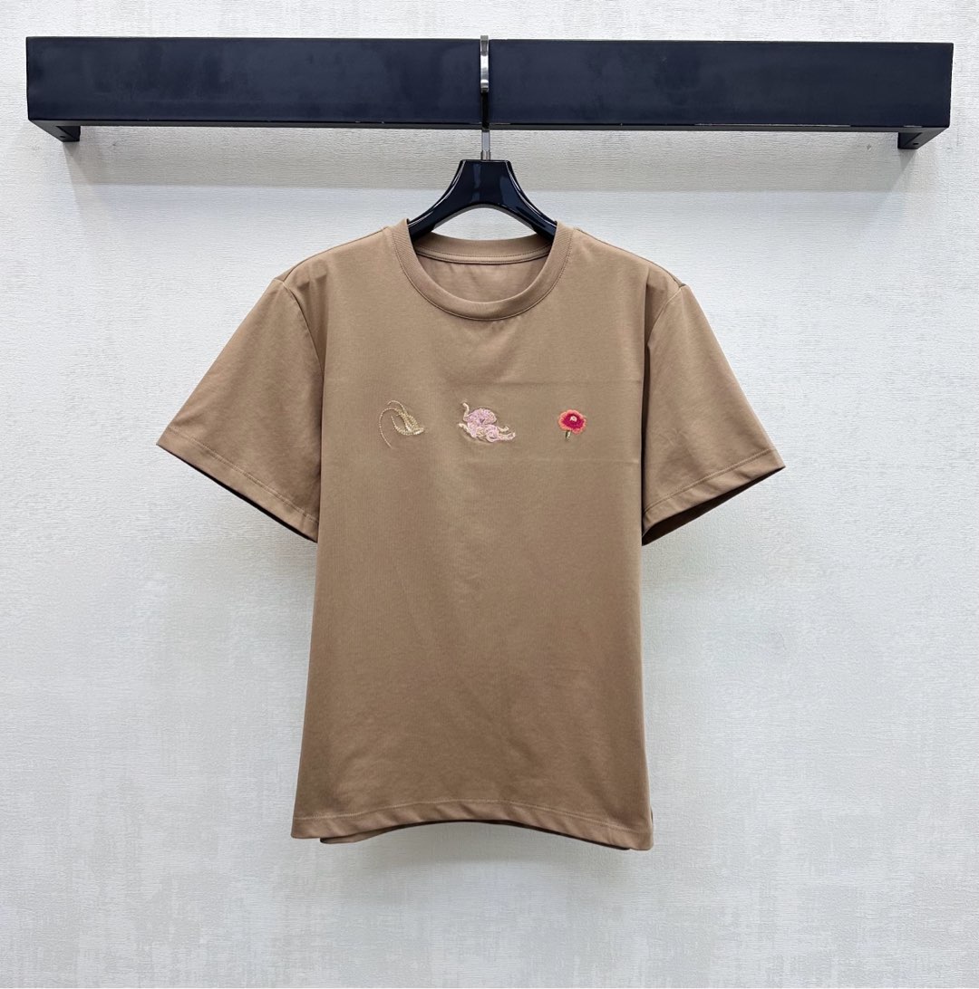 NO:716624,DAZZL*2026 new product on the shelves. Round neck embroidered short-sleeved custom YB imported mercerized cotton material. Comfortable, breathable and full of texture. Threaded hemming details are used on the neckline to add layering to the look. Heavy embroidery pattern is embellished in the center of the chest to highlight the brand tone. Development of surface accessories. Conventional round neck short-sleeved T-shirt tailoring. Casual and relaxed for daily commuting. Stylish when worn alone. High version 3 colors, T-shirt, tees, t-shirt,19860909DAZZL*2026新品上架圆领刺绣短袖定制YB进口丝光棉材质 舒适透气 质感十足 领口沿用螺纹包边细节处理 增添造型层次感 胸前居中点缀重工刺绣图案 彰显品牌调性 面辅料开发 常规圆领短袖T恤剪裁 日常通勤穿搭休闲松弛 单穿内搭出彩时髦 高版本3色,,T-shirt,tees，t-shirt,,Women's clothing