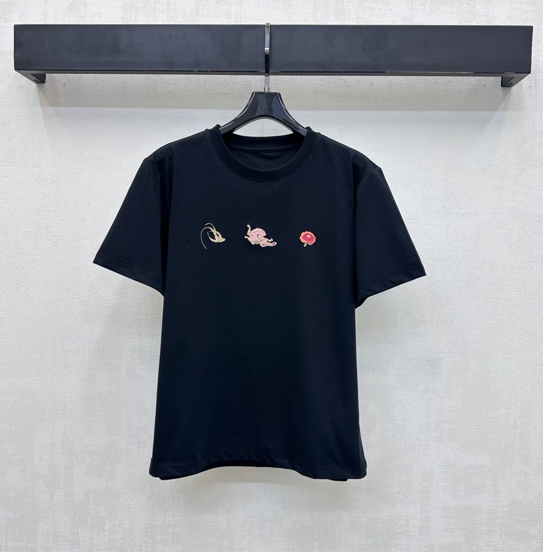 NO:716630,DAZZL*2026 new product on the shelves. Round neck embroidered short-sleeved custom YB imported mercerized cotton material. Comfortable, breathable and full of texture. Threaded hemming details are used on the neckline to add layering to the look. Heavy embroidery pattern is embellished in the center of the chest to highlight the brand tone. Development of surface accessories. Conventional round neck short-sleeved T-shirt tailoring. Casual and relaxed for daily commuting. Stylish when worn alone. High version 3-color L, T-shirt, tees, t-shirt,19860909DAZZL*2026新品上架圆领刺绣短袖定制YB进口丝光棉材质 舒适透气 质感十足 领口沿用螺纹包边细节处理 增添造型层次感 胸前居中点缀重工刺绣图案 彰显品牌调性 面辅料开发 常规圆领短袖T恤剪裁 日常通勤穿搭休闲松弛 单穿内搭出彩时髦 高版本3色L,,T-shirt,tees，t-shirt,,Women's clothing