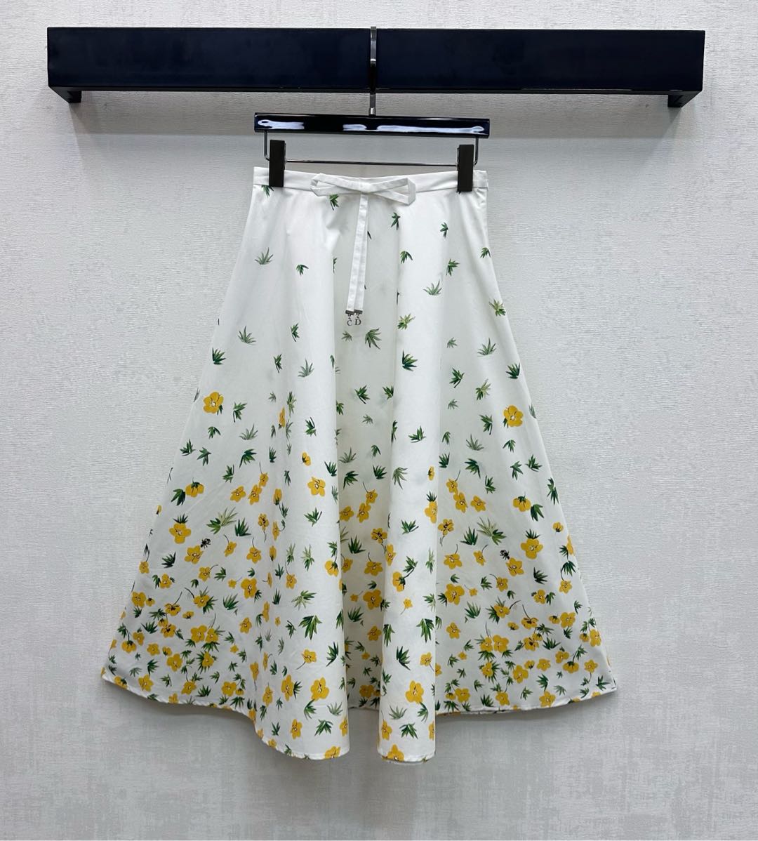 NO:716211,Dio*2026 new products are on the shelves. The printed bow skirt is made of YB imported twill cotton. It is breathable and comfortable and full of texture. The whole body is decorated with fresh yellow and green floral flowers to highlight the brand's tone. The umbrella-shaped pleated version is neat and versatile. It adds a sense of layering to the look. The development of surface accessories. The high-waisted skirt is cut and can be matched with tops of the same series. It can be worn as a set to reduce age. It can also be purchased separately to match. High-end versions, dior, skirts,19860909Dio*2026新品上架印花蝴蝶结半裙定制YB进口斜纹棉材质 透气舒适 质感十足 通体满铺点缀清新黄绿色碎花 彰显品牌调性 伞状压褶版型利落又百搭 增添造型层次感 面辅料开发 高腰大摆半裙剪裁 可搭配同系列上装 成套穿搭甜美减龄 也可分开购入搭配  高版本,,dior,skirts,,Women's clothing