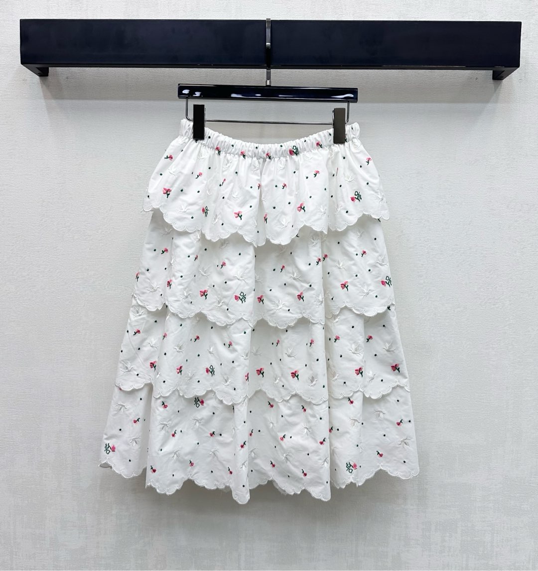 NO:716205,Dio*2026 new arrival embroidered cake skirt is made of imported YB twill cotton material. It is draped and skin-friendly. The all-over embroidery outlines the peace dove and rose logos all over the elements. It highlights the brand tone. The elastic waistband is used to adjust the elasticity. It is matched with the layered ruffle design to add layering to the shape. It fits the body better and fully slims down the proportion. It becomes more elegant and flexible with the movement. Full sense of weight. Development of surface accessories. Cutting of cake layered mid-length skirt.  Casually match tops to look younger and more fashionable, suitable for everyday vacations. High version, dior, skirts,19860909Dio*2026新品上架刺绣蛋糕半身裙定制YB进口斜纹棉材质 垂顺亲肤舒适 通体刺绣勾勒和平鸽和玫瑰花徽标满铺元素 彰显品牌调性 腰头以弹力腰带调节松紧 配合层层叠叠荷叶边设计 增添造型层次感 穿上更贴合人体 充分显瘦修饰比例 随动作更显飘逸灵动 份量感十足 面辅料开发 蛋糕层叠中长半裙剪裁 随意搭配上装减龄洋气 日常度假都 高版本,,dior,skirts,,Women's clothing