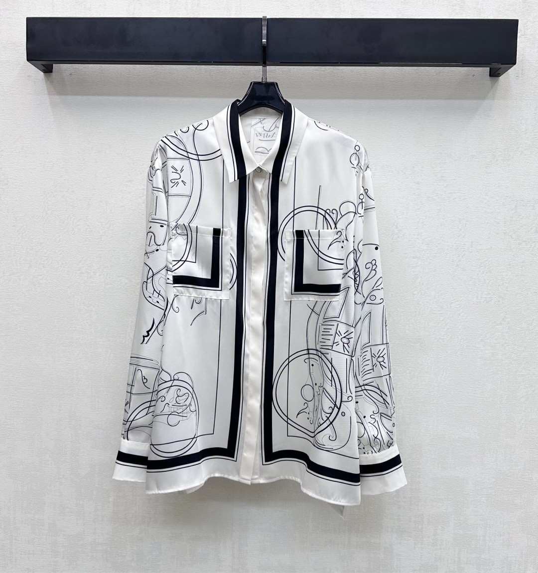 NO:716227,Herme* 2026 new arrival silk printed long-sleeved shirts, custom-made YB imported 100% mulberry silk material, draped, skin-friendly and breathable, white bottom with artistic lines and iconic printing elements to highlight the brand tone, with contrasting black edging design, adding layering to the look. Development of surface accessories, loose lapel shirt cut, can be paired with skirts of the same series. One top can easily create an elegant and relaxed atmosphere, whether it is for daily outings or vacation wear.  High version-,,hermes,skirts,shirts,real silk,19860909Herme*2026新品上架真丝印花长袖衬衫定制YB进口百分百桑蚕丝材质 垂顺亲肤透气 白色底搭配艺术感线条标志性印花元素 彰显品牌调性 配合撞色黑色包边设计 增添造型层次感 面辅料开发 宽松翻领衬衫版型剪裁 可搭配同系列半裙 一套上身不管是日常出街还是度假穿搭 都能轻松穿出优雅又松弛的氛围感 高版本-,,hermes,skirts,shirts,real silk,,Women's clothing
