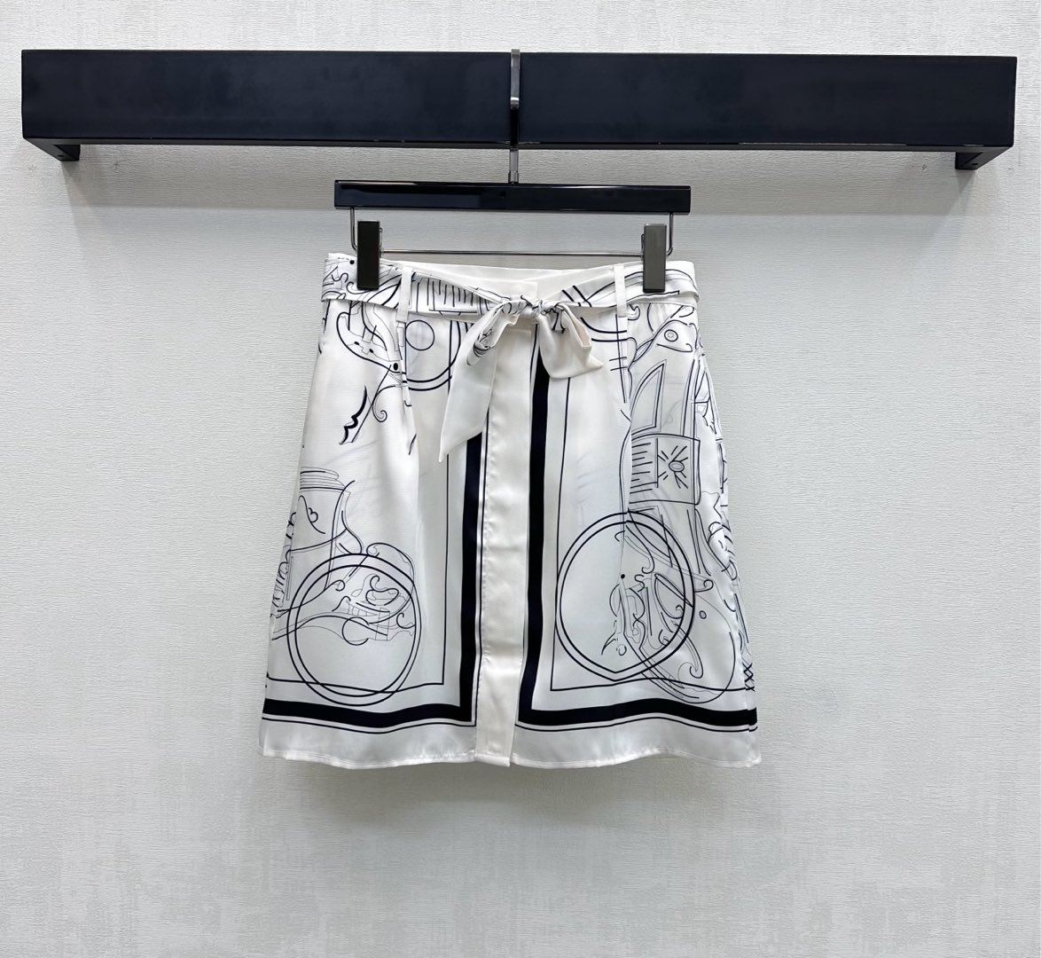 NO:716221,Herme*2026 new arrival silk printed lace-up skirt, customized YB imported 100% mulberry silk material, draped, skin-friendly and breathable, white base with artistic lines and iconic printing elements to highlight the brand tone, side lace adjustment to outline the waistline, with contrasting black hemming design, adding layering to the look, surface accessories development, one-piece lace-up skirt cut, can be matched with shirts from the same series, one top, whether for daily outings or vacation wear  You can easily wear it with an elegant and relaxed atmosphere. High version-,,hermes,skirts,real silk,19860909Herme*2026新品上架真丝印花系带半裙定制YB进口百分百桑蚕丝材质 垂顺亲肤透气 白色底搭配艺术感线条标志性印花元素 彰显品牌调性 侧边系带调节勾勒腰线 配合撞色黑色包边设计 增添造型层次感 面辅料开发 一片式系带短裙剪裁 可搭配同系列衬衣 一套上身不管是日常出街还是度假穿搭 都能轻松穿出优雅又松弛的氛围感 高版本-,,hermes,skirts,real silk,,Women's clothing