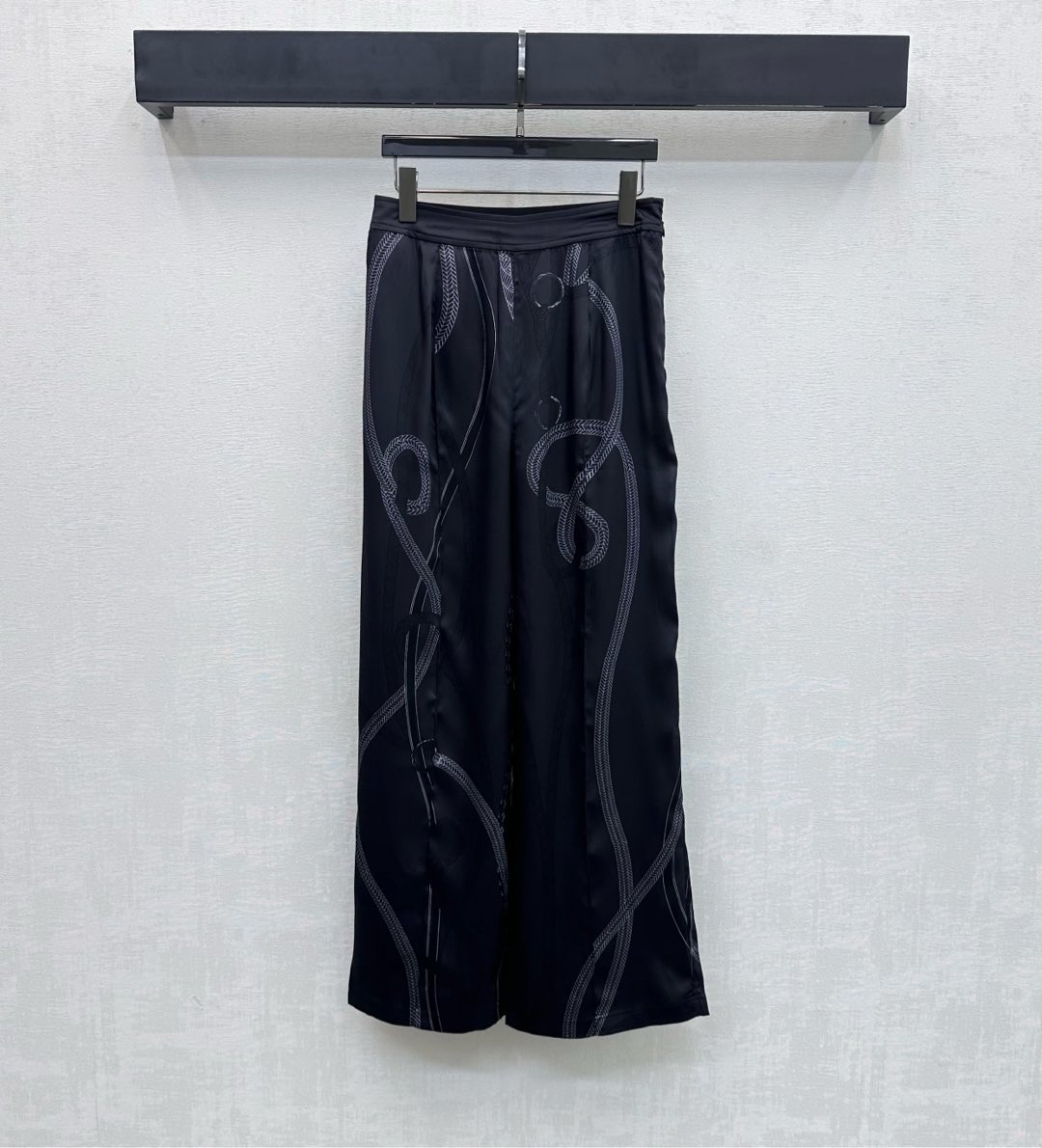NO:716231,Herme* 2026 new arrival silk printed straight trousers, custom-made YB imported 100% mulberry silk material, draped, skin-friendly and breathable, black bottom with artistic lines and iconic printing elements, highlighting the brand tone. Side zipper adjustment outlines the waistline, combined with waistband hemming design, adding layering to the look. Development of surface accessories. High-waisted wide-leg trousers cut to hide the flesh and show long legs. Can be paired with shirts from the same series. The complete set gives a casual and advanced holiday atmosphere.  High version-,,hermes,real silk,19860909Herme*2026新品上架真丝印花直筒长裤定制YB进口百分百桑蚕丝材质 垂顺亲肤透气 黑色底搭配艺术感线条标志性印花元素 彰显品牌调性 侧边拉链调节勾勒腰线 配合腰头包边设计 增添造型层次感 面辅料开发 高腰阔腿长裤版型剪裁 藏肉又显腿长 可搭配同系列衬衣 成套穿搭随性又高级的度假氛围感  高版本-,,hermes,real silk,,Women's clothing