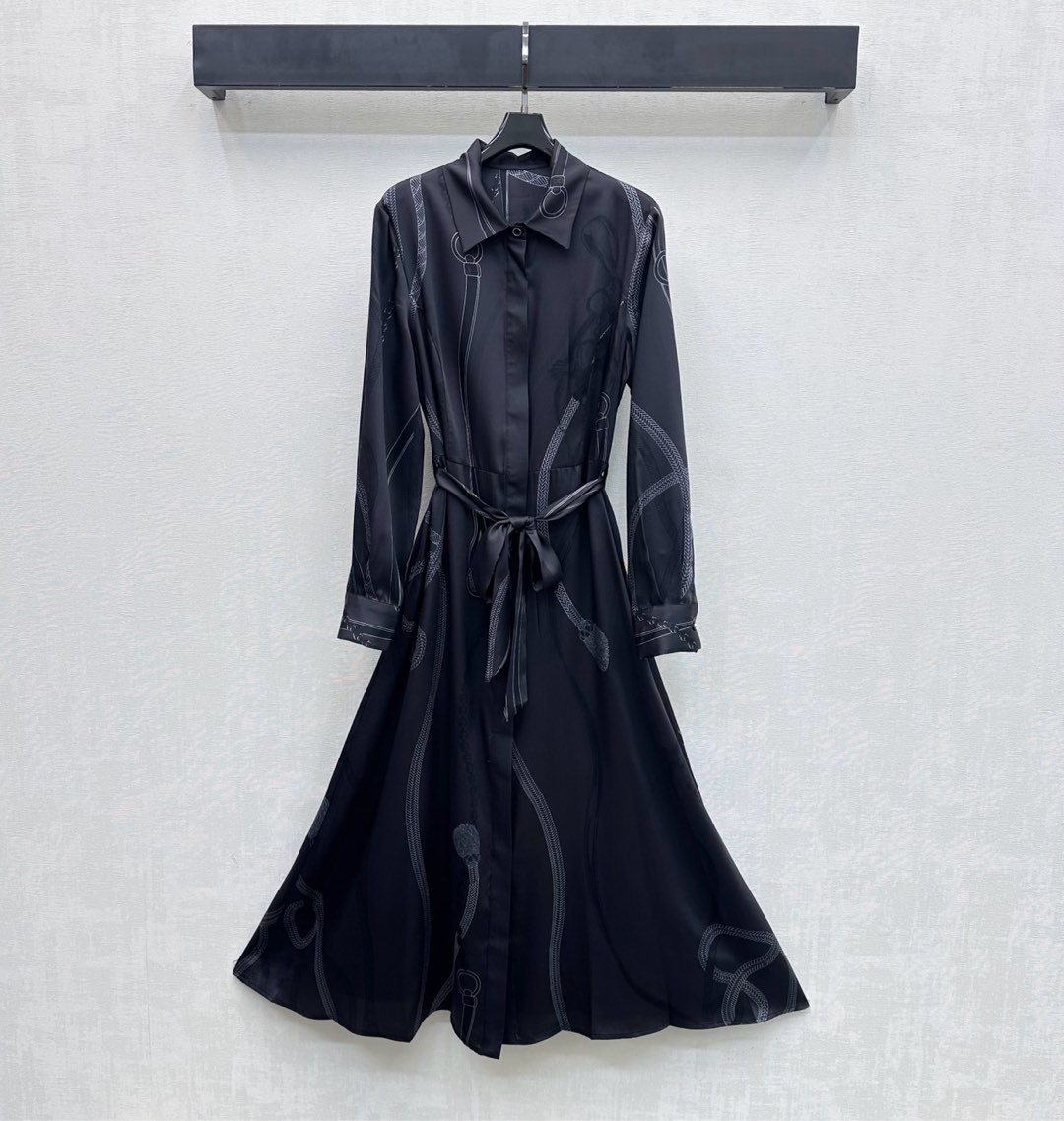 NO:716235,Herme*2026 new arrival silk printed belt shirt dress customized YB imported 100% mulberry silk material Drapes skin-friendly and breathable Black bottom with artistic lines and iconic printing elements to highlight the brand tone Hidden placket button adjustment with the fabric belt to outline the waist design Adds layering to the look Surface accessories development Lapel shirt dress tailoring Dress casual and high-end vacation atmosphere High version -,,hermes,skirts,shirts,real silk,19860909Herme*2026新品上架真丝印花腰带衬衣裙定制YB进口百分百桑蚕丝材质 垂顺亲肤透气 黑色底搭配艺术感线条标志性印花元素 彰显品牌调性 隐藏式开襟纽扣调节配合本布腰带勾勒腰身设计 增添造型层次感 面辅料开发 翻领衬衫连衣裙剪裁 穿搭随性又高级的度假氛围感  高版本-,,hermes,skirts,shirts,real silk,,Women's clothing