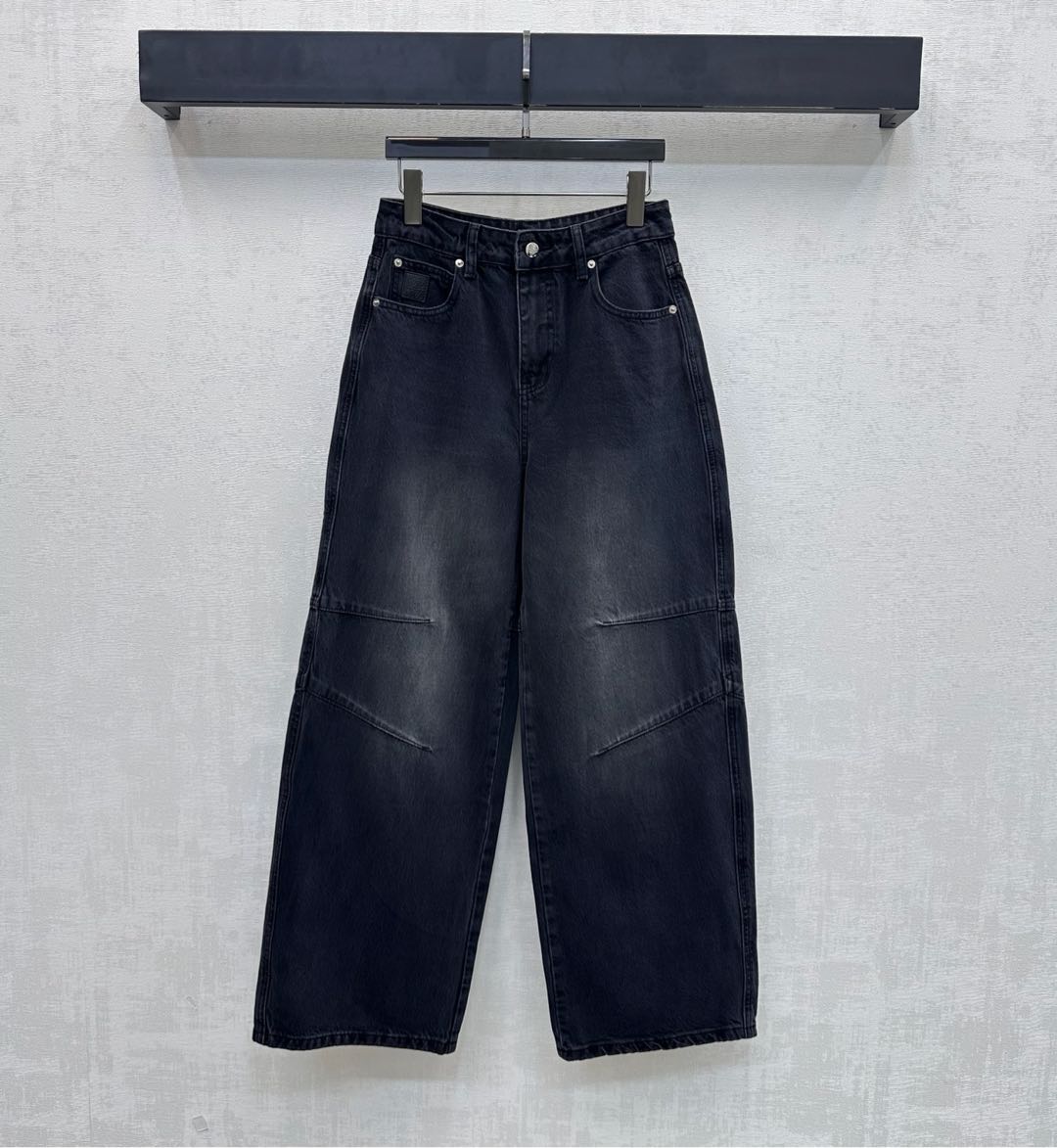 NO:716243,Loew*2026 new products are on the shelves. Color-rubbed scimitar denim trousers are made of YB imported twill cotton denim material. Soft, comfortable and breathable. Multiple washing processes. Not easy to dye and discolor. Uniform rub-rubbed texture on the waist, hips and thighs. Adds layering to the look. Presents an old retro feel. High-waist buttoned double pocket design. Separation line sewn at the knee bend to create a scimitar effect. Effectively modify the leg lines. The engraved letter leather label embellishment on the back waist echoes the embroidered letter logo decoration on the back leg pockets to highlight the brand tone.  Development of surface accessories. High-waisted wide-leg trousers tailored for daily commuting and casual wear. High version 2 colors 26-30,,loewe,19860909Loew*2026新品上架擦色弯刀牛仔长裤定制YB进口斜纹棉牛仔材质 柔软舒适透气 多重水洗工艺处理 不易染色脱色 腰胯大腿均匀擦色褶皱纹理处理 增添造型层次感 呈现做旧复古感 高腰系扣双插兜设计 膝弯处缝制分割线打造弯刀效果 有效修饰腿部线条 后腰刻印字母皮标点缀呼应后腿口袋字母徽标绣花装饰 彰显品牌调性 面辅料开发 高腰阔腿长裤剪裁日常通勤休闲随意穿搭   高版本2色26-30,,loewe,,Women's clothing