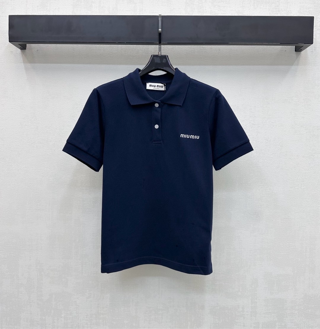 NO:716223,Miumi*2026 new product launch Lapel letter logo short sleeves customized YB native cotton material, high quality, comfortable and breathable Lapel version with half-button adjustment design to add layering to the look Iconic embroidered letter logo elements on the chest to highlight the brand tone Development of surface accessories19860909Miumi*2026新品上架翻领字母徽标短袖定制YB原生全棉材质 质感上乘 舒适透气 翻领版型配合半开襟纽扣调节设计 增添造型层次感 胸前点缀标志性刺绣字母徽标元素 彰显品牌调性 面辅料开发 Polo短袖T恤剪裁 随意搭配牛仔裤走休闲随性路线 高版本,,miumiu,jeans,T-shirt,tees，t-shirt,,Women's clothing