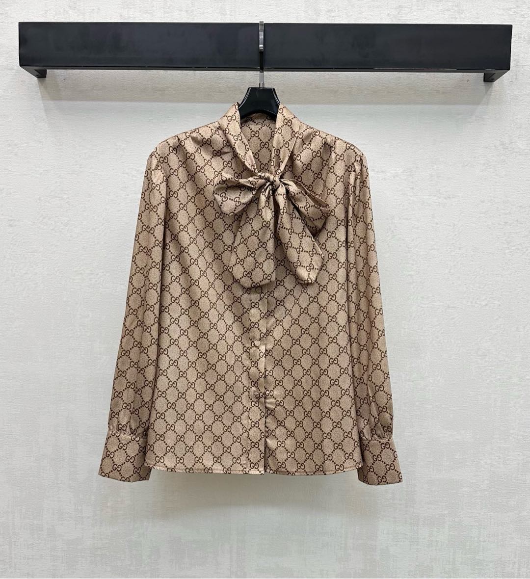 NO:715898,Gucc*2026 New Arrivals Lace-Up Printed Shirts Customized YB imported twill thick material High-grade vertical sheen Straight and full of drape The double-G printing elements spread all over the body Highlight the brand tone Adjustable bow design with ribbons on the neck Add style layering Create exclusive brand temperament Development of surface accessories Regular cardigan shirt tailoring Can be paired with skirts and trousers of the same series to make the outfit more fashionable and western-style High version, gucci, skirts, shirts,19860909Gucc*2026新品上架系带印花衬衫定制YB进口斜纹稠材质 垂顺光泽高级 直筒垂感十足 大身满铺菱格分布的双G印花元素 彰显品牌调性 领口飘带调节蝴蝶结设计 增添造型层次感 打造品牌专属气质 面辅料开发 常规开襟衬衫剪裁 可搭配同系列裙裤装 让穿搭更具时髦洋气风格  高版本,,gucci,skirts,shirts,,Women's clothing