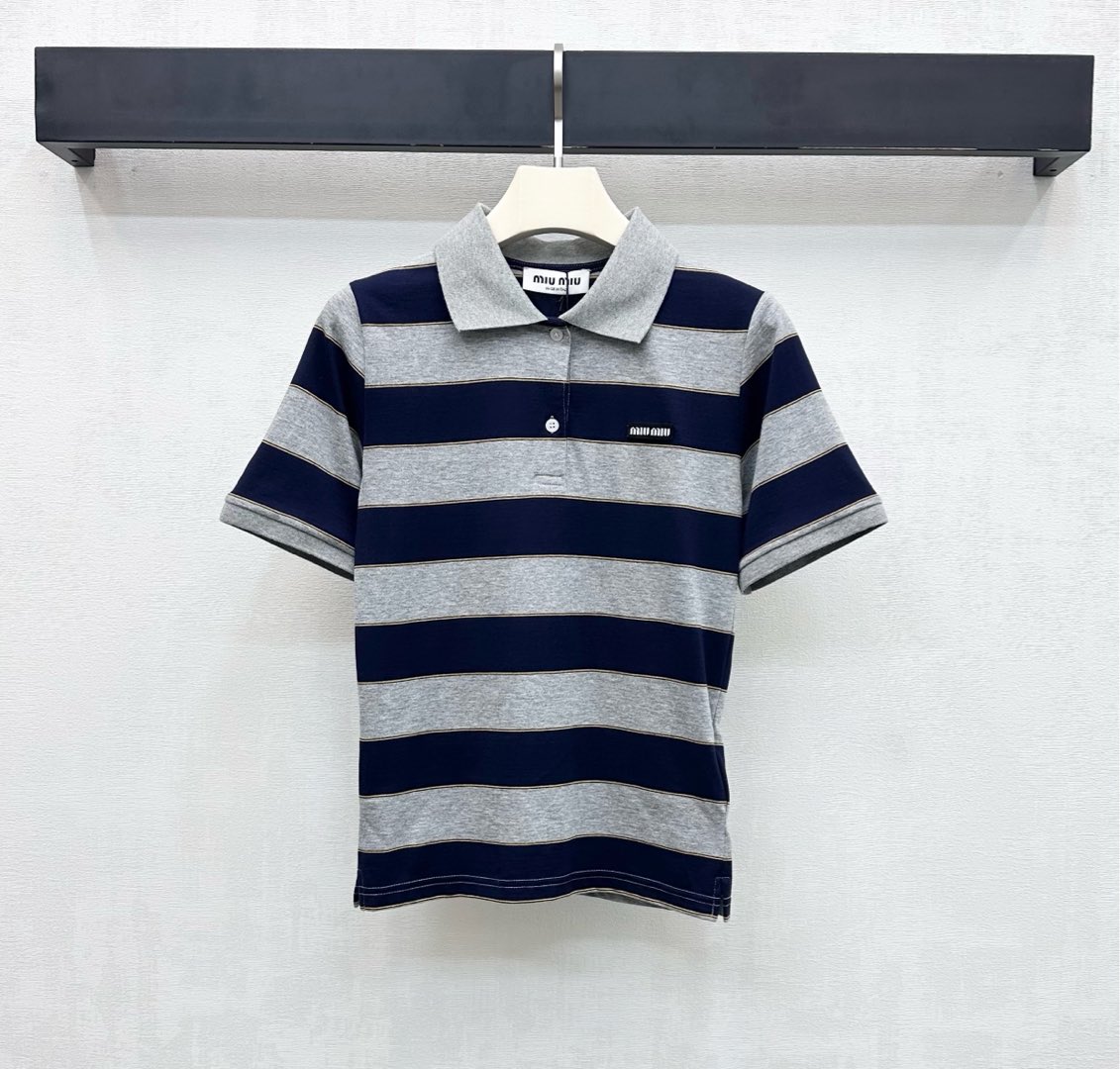NO:716247,Miumi*2026 new products on the shelves, lapel striped short-sleeved custom YB imported virgin cotton material, soft and comfortable, skin-friendly, all-over navy blue and gray striped color matching design, adding layering to the look, perfect collision of sweet girl style and retro college style, wide striped color combination, calm yet energetic, matched with the iconic and exquisite logo decoration on the chest, highlighting the brand tone, showing a girlish feel in every detail, soft and waxy fabric, skin-friendly and texture, surface accessories development, Polo collar short-sleeved top tailoring  The slim fit outlines the figure. Whether paired with a skirt to create a sweet and chic look or paired with jeans for a casual and casual look, it can become an eye-catching presence in your outfit. High version, miumiu, skirts, jeans, T-shirt,19860909Miumi*2026新品上架翻领条纹短袖定制YB 进口原生全棉材质 软糯舒适亲肤 通体藏蓝灰条纹拼色设计 增添造型层次感 甜妹风与复古学院风的完美碰撞 宽条纹配色沉稳又不失活力 搭配胸前标志性精致小标装饰 彰显品牌调性 细节处尽显少女感 软糯的面料亲肤又有质感 面辅料开发 Polo领短袖上衣剪裁 修身版型勾勒身形 不管是搭配半身裙打造甜美元气造型 还是配牛仔裤走休闲随性路线 都能成为穿搭里的亮眼存在 高版本,,miumiu,skirts,jeans,T-shirt,,Women's clothing