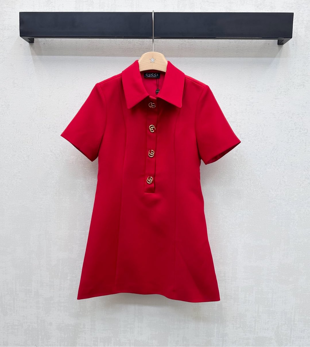 NO:716645,Gucc*2026 new arrivals wool lapel short-sleeved dress made of YB imported worsted wool material. High-quality texture, crisp and stylish. The iconic metal double G letter buttons are used to adjust the decoration to highlight the brand tone. The chest and waist three-dimensional contour line cutting is combined with the conventional waist design to add layering to the look. Surface accessories development. Lapel short-sleeved dress tailoring. Casual wear, exquisite and advanced series development. High version 2 colors.  jumpsuit,,gucci,skirts,T-shirt,19860909Gucc*2026新品上架羊毛翻领短袖连衣裙定制YB进口精纺羊毛材质 质感上乘 挺括有型 沿用半开襟标志性金属双G字母纽扣调节装饰 彰显品牌调性 胸腰身立体轮廓线裁剪配合常规收腰版型设计 增添造型层次感 面辅料开发 翻领短袖连衣裙剪裁 随意穿搭精致高级 系列开发 高版本2色 连衣,,gucci,skirts,T-shirt,,Women's clothing