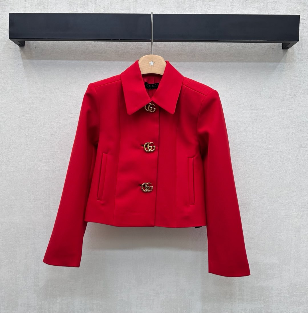 NO:716642,Gucc*2026 New Arrival Wool Lapel Suit Jacket Customized YB Imported Worsted Wool Material High Quality, Stiff and Stylish The placket is adjusted and decorated with the iconic metal double G letter buttons to highlight the brand tone. The three-dimensional contour line cutting of the chest and waist is combined with the conventional waist design to add layering to the look. The development of surface accessories. The lapel short jacket cutting can be matched with skirts and trousers of the same series. The complete set is exquisite and high-end. It can also be purchased separately for matching. Series development, high version 2 colors  Jackets,,gucci,skirts,jackets & coats,business suit,19860909Gucc*2026新品上架羊毛翻领西装外套定制YB进口精纺羊毛材质 质感上乘 挺括有型 开襟沿用标志性金属双G字母纽扣调节装饰 彰显品牌调性 胸腰身立体轮廓线裁剪配合常规收腰版型设计 增添造型层次感 面辅料开发 翻领短款外套剪裁 可搭配同系列裙裤装 成套穿搭精致高级 也可分开购入搭配 系列开发 高版本2色 外套,,gucci,skirts,jackets & coats,business suit,,Women's clothing