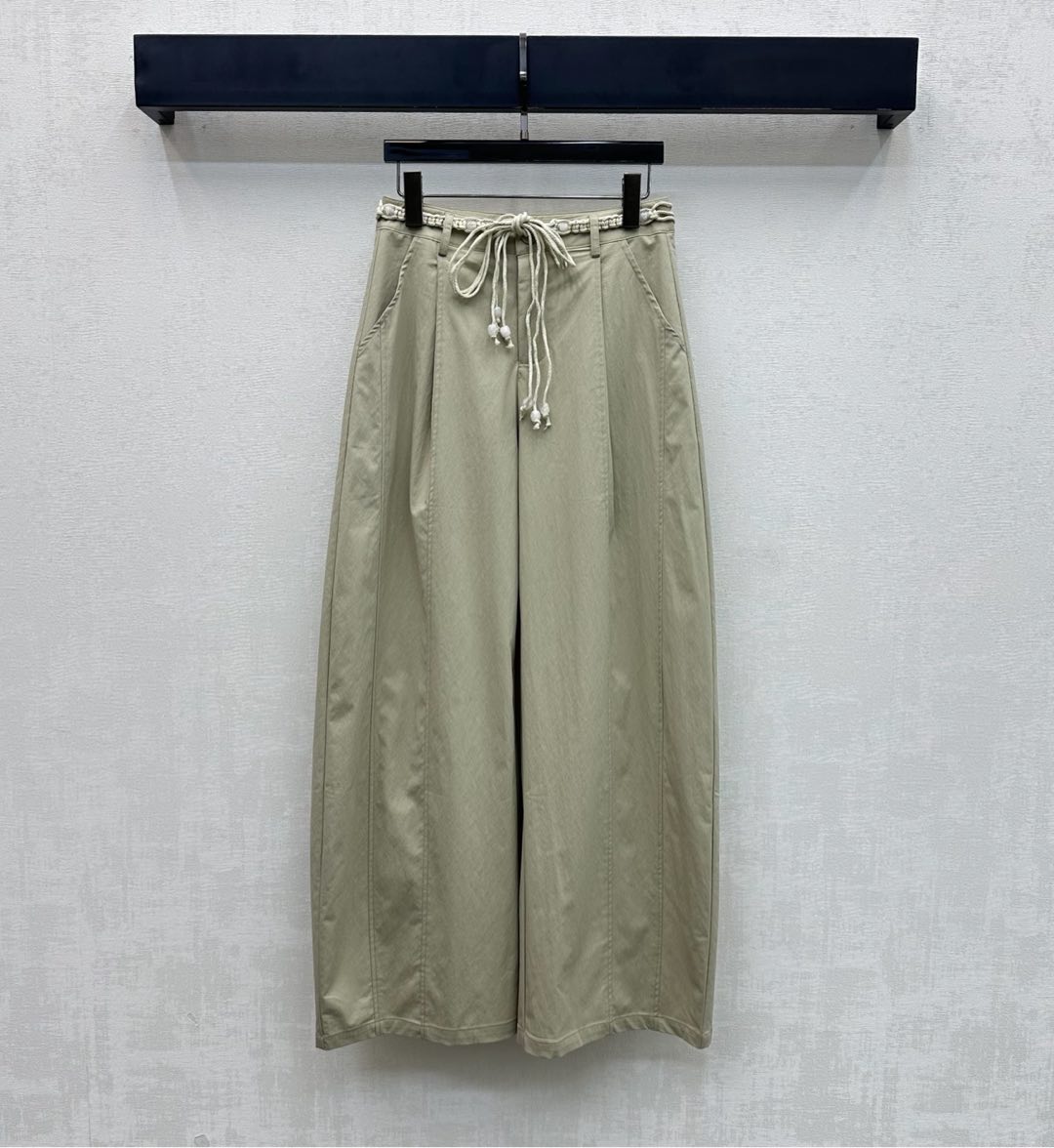 NO:716932,*2026 new products are on the shelves. Woven belt wide-leg trousers are made of YB imported cotton material. They are full of texture, crisp and stylish. They adopt a slightly scimitar trousers version with neat and smooth design. It is equipped with symmetrical pockets and waist and hip buttoning. It covers the flesh without picking up the figure and adds layering to the look. Adjustable decoration of the beaded woven belt at the waist highlights the brand tonality. Effectively divides body proportions. Development of surface accessories. High-waisted wide-leg trousers cut. Casual matching, fashionable and casual. High version 2 colors,,19860909*2026新品上架编织腰带阔腿长裤定制YB进口棉纶材质 质感十足 挺括有型 采用稍微弯刀裤版型走线利落流畅设计 配合对称插兜口袋以及腰胯系扣处理 遮肉不挑身材增添造型层次感 腰间珠串编织腰带调节装饰 彰显品牌调性 有效划分身体比例 面辅料开发 高腰阔腿长裤剪裁 随意搭配穿搭时尚休闲  高版本2色,,,Women's clothing