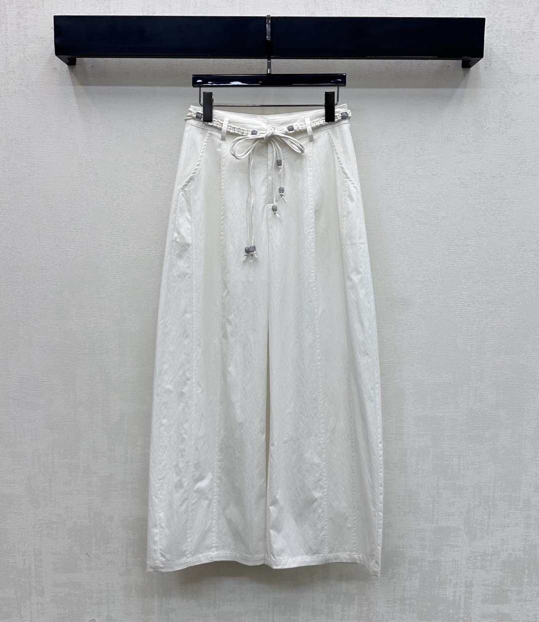 NO:716928,*2026 new products are on the shelves. Woven belt wide-leg trousers are made of YB imported cotton material. They are full of texture, crisp and stylish. They adopt a slightly scimitar trousers version with neat and smooth design. It is equipped with symmetrical pockets and waist and hip buttoning. It covers the flesh without picking up the figure and adds layering to the look. Adjustable decoration of the beaded woven belt at the waist highlights the brand tonality. Effectively divides body proportions. Development of surface accessories. High-waisted wide-leg trousers cut. Casual matching, fashionable and casual. High version 2 colors,,19860909*2026新品上架编织腰带阔腿长裤定制YB进口棉纶材质 质感十足 挺括有型 采用稍微弯刀裤版型走线利落流畅设计 配合对称插兜口袋以及腰胯系扣处理 遮肉不挑身材增添造型层次感 腰间珠串编织腰带调节装饰 彰显品牌调性 有效划分身体比例 面辅料开发 高腰阔腿长裤剪裁 随意搭配穿搭时尚休闲  高版本2色,,,Women's clothing